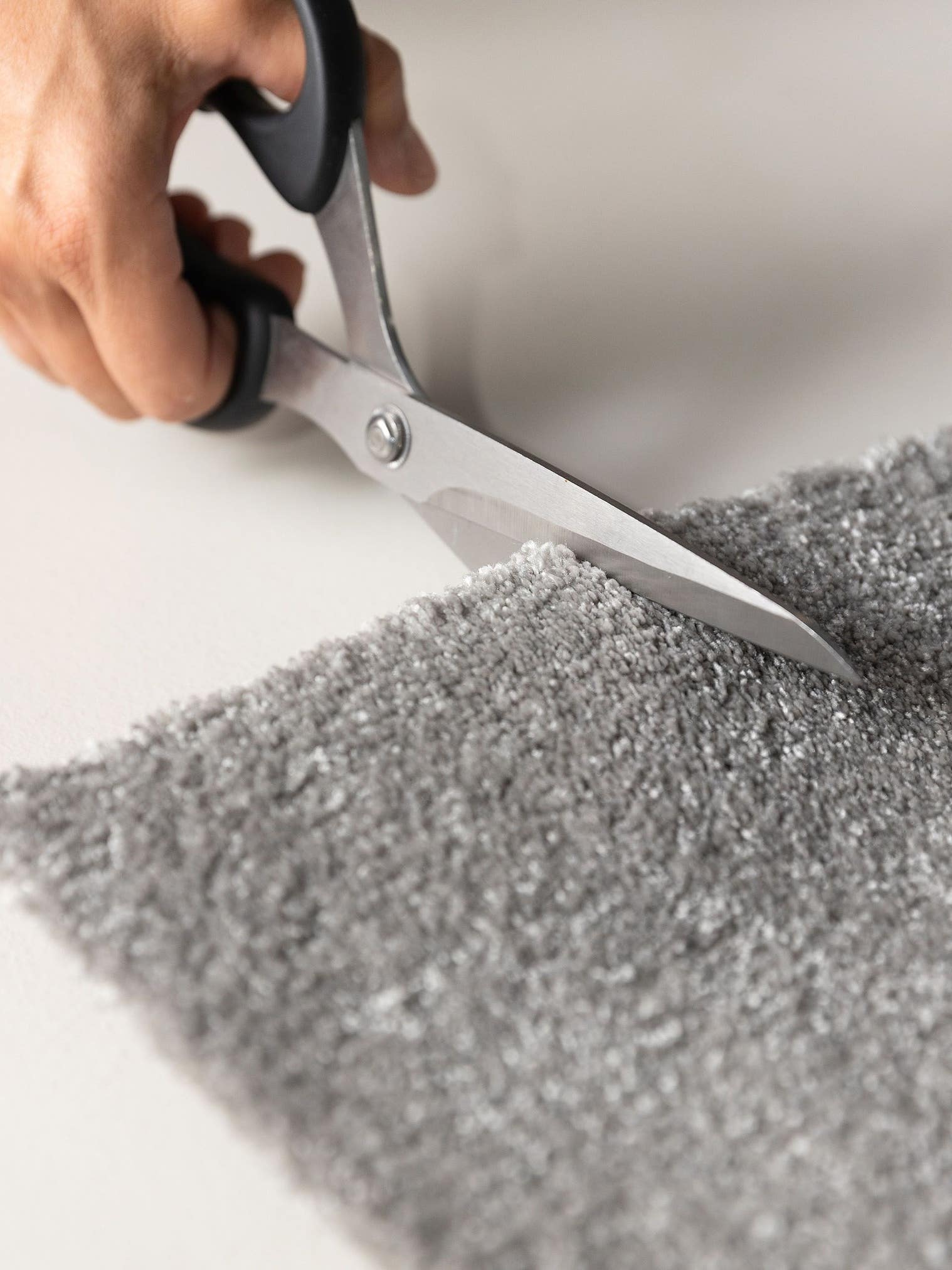 Teppich aus 100% Polyester (30% recycled) in Grau mit 11 bis 20 mm hohem Flor von benuta Nest