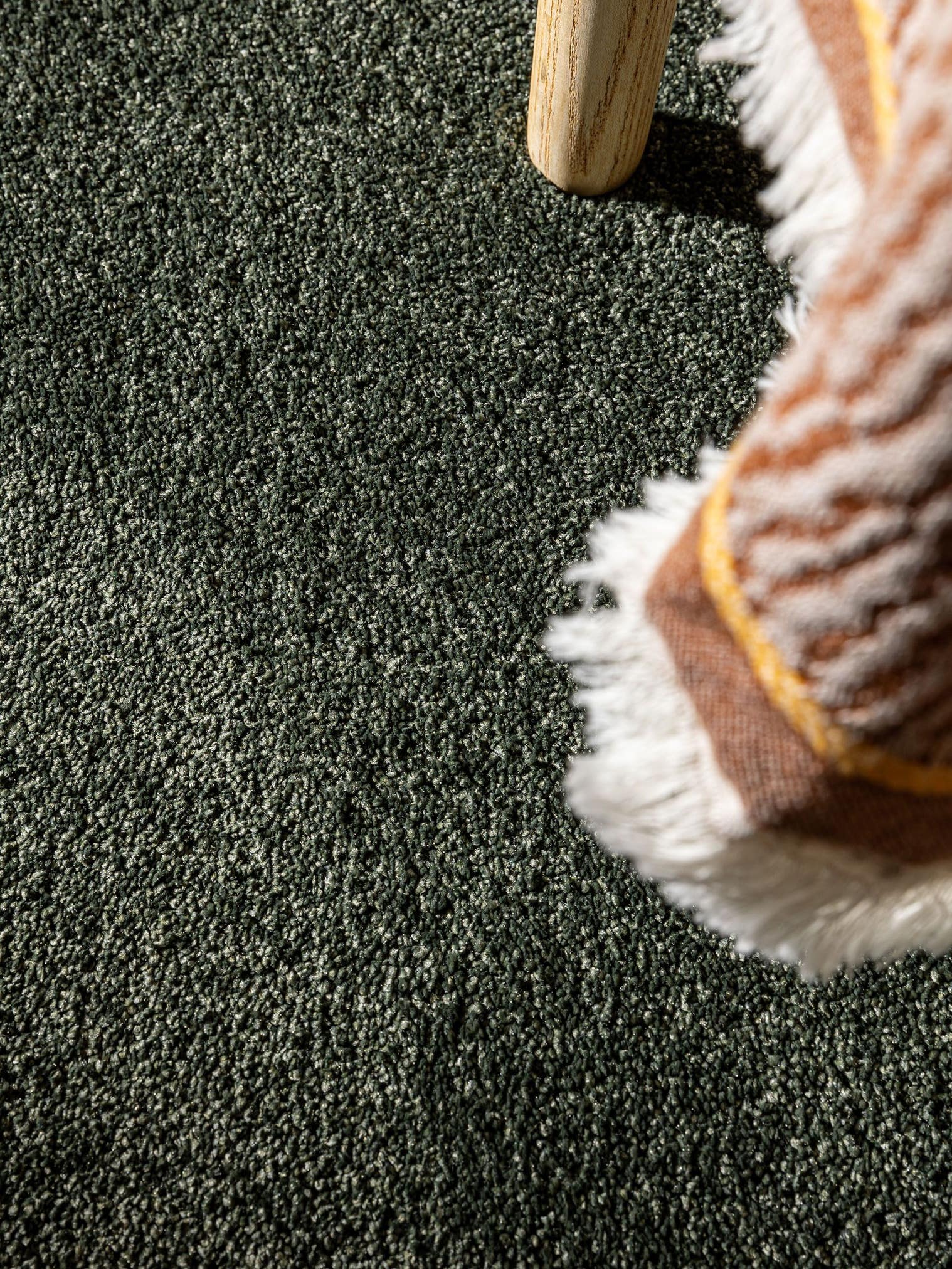 Tapijt van 100% polyester (30% gerecyclede) in Groen met een 11 - 20 mm hoge pool van benuta Nest