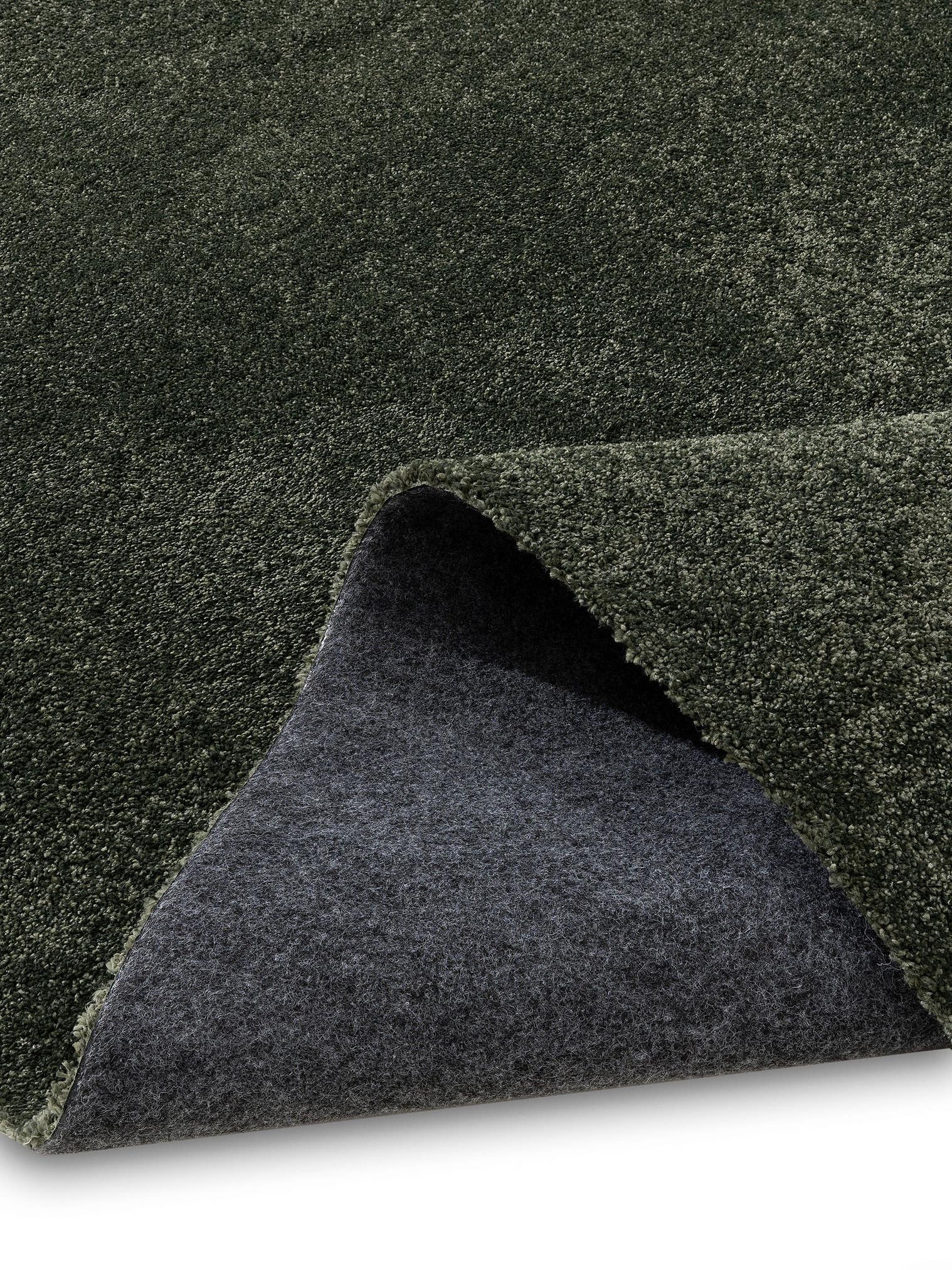 Tapijt van 100% polyester (30% gerecyclede) in Groen met een 11 - 20 mm hoge pool van benuta Nest