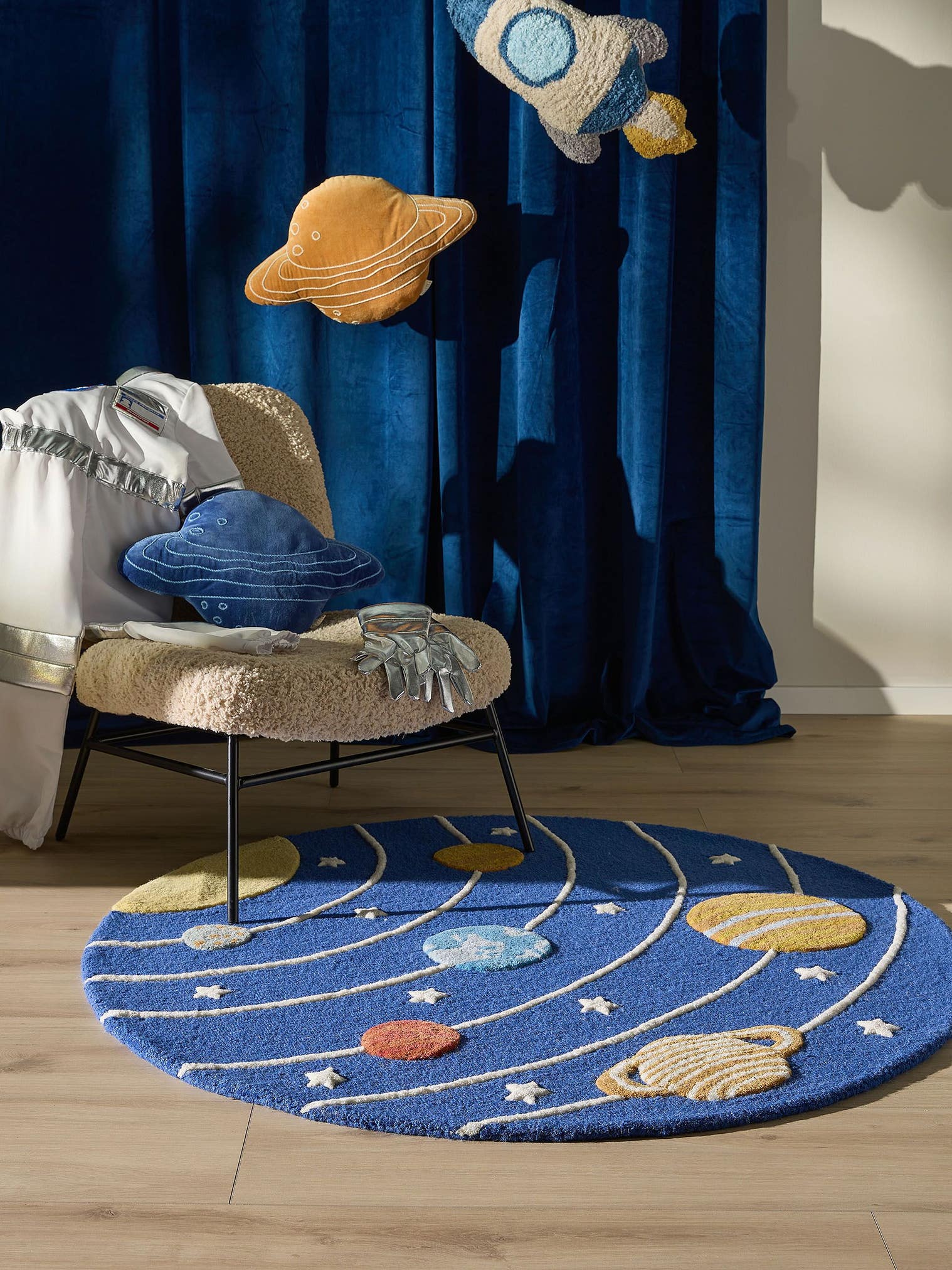 Teppich aus 100% Wolle in Blau mit 6 bis 10 mm hohem Flor von Lytte