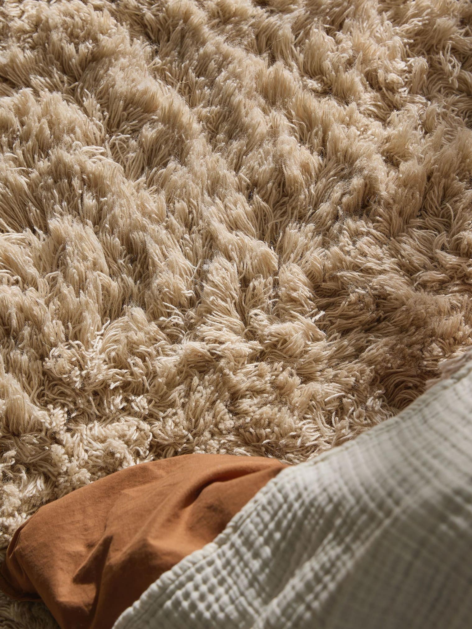 Tæppe af 100% Uld i Beige med 71 - 80 mm høj luv fra benuta Pure