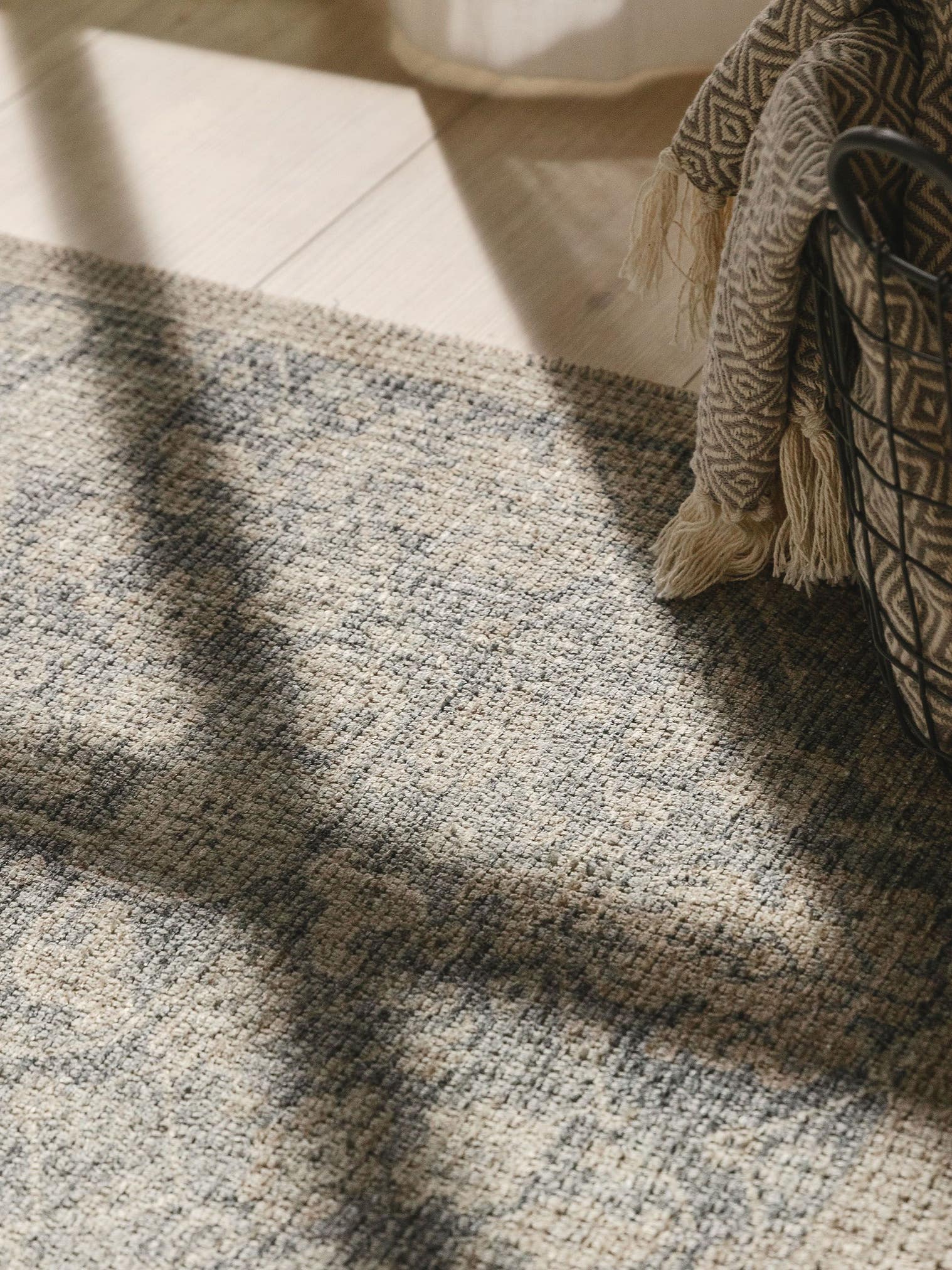 Tæppe af 50% Polyester, 50% Polycotton i Grå med 1- 5 mm høj luv fra benuta Nest