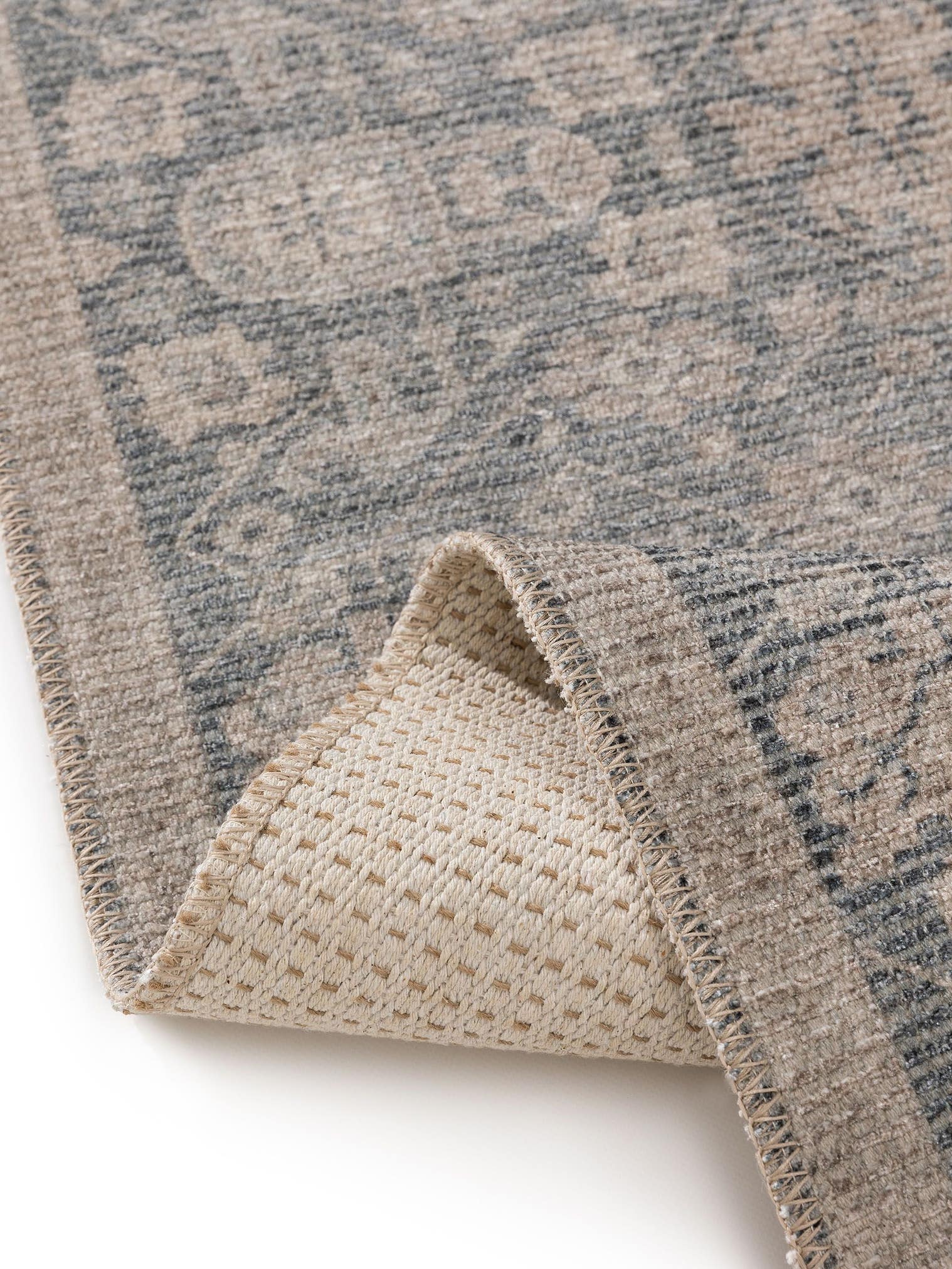 Tæppe af 50% Polyester, 50% Polycotton i Grå med 1- 5 mm høj luv fra benuta Nest