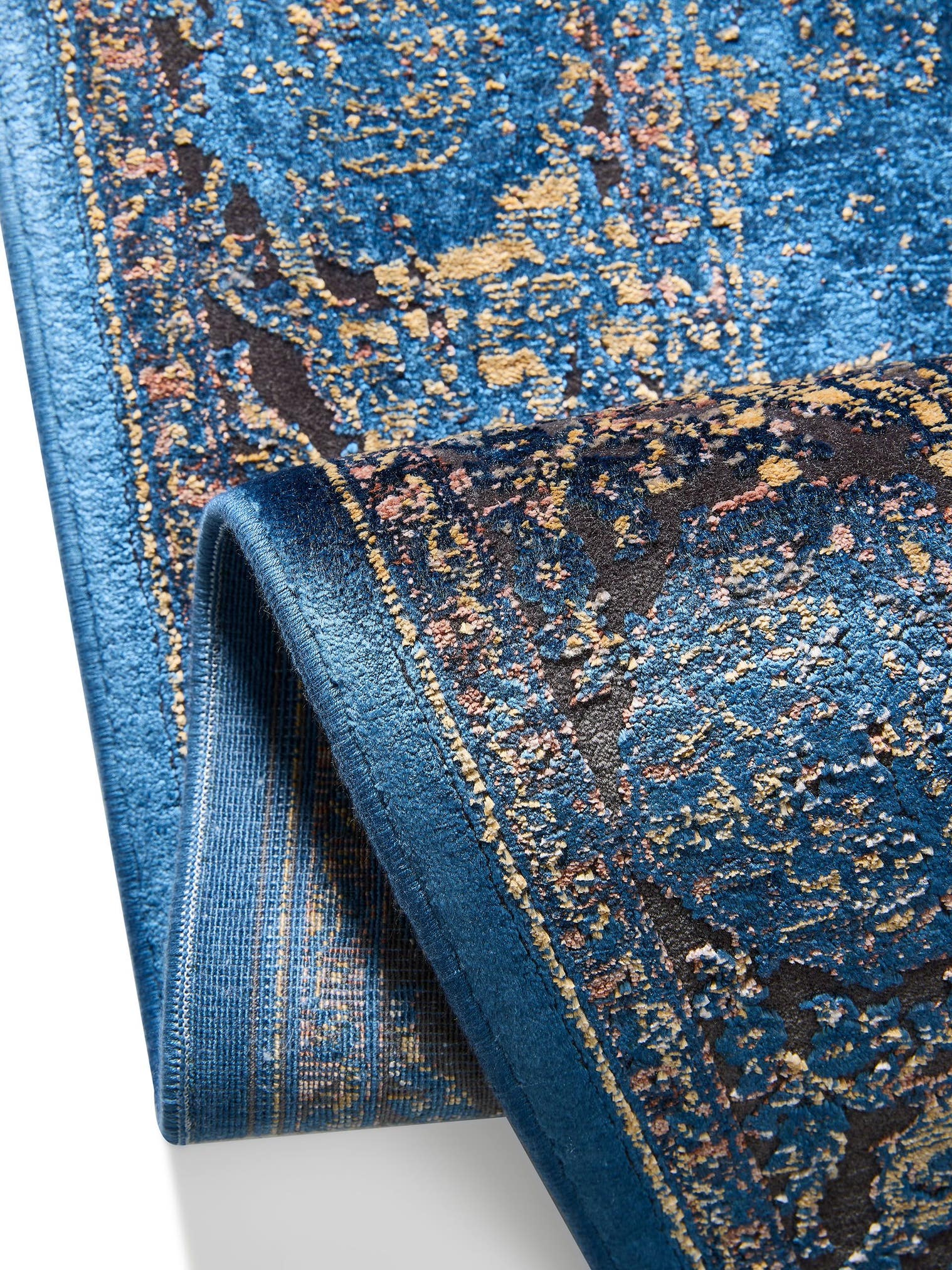 Teppich aus 56% Viskose, 30% Polyester, 14% Polyacryl in Blau mit bis 5 mm hohem Flor von benuta Finest