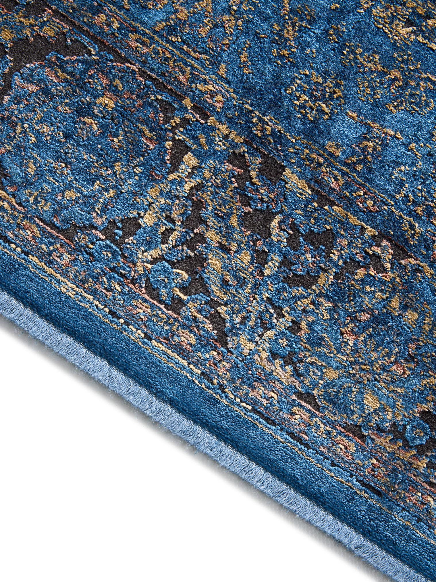 Teppich aus 56% Viskose, 30% Polyester, 14% Polyacryl in Blau mit bis 5 mm hohem Flor von benuta Finest
