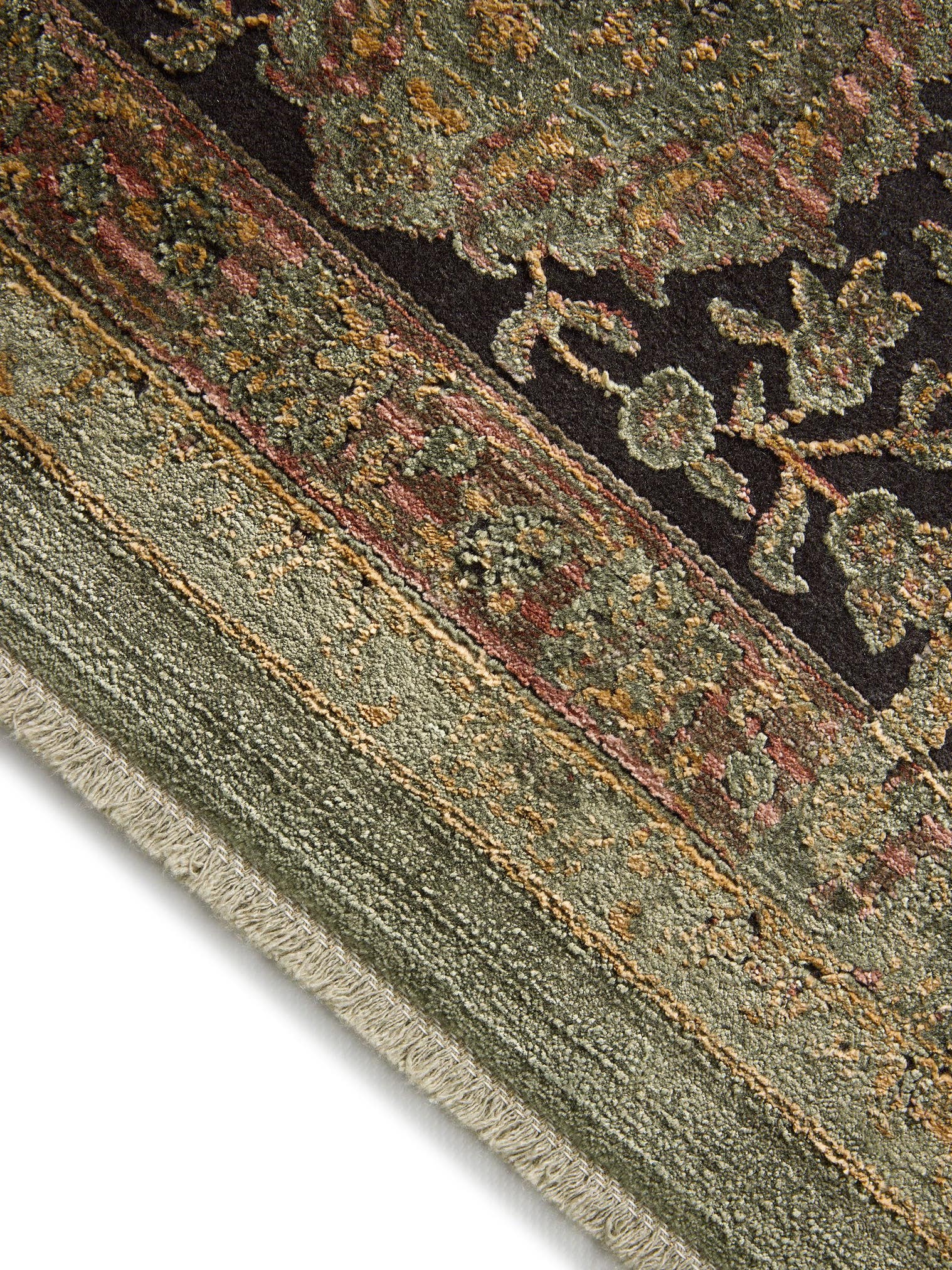 Teppich aus 56% Viskose, 30% Polyester, 14% Polyacryl in Grün mit bis 5 mm hohem Flor von benuta Finest