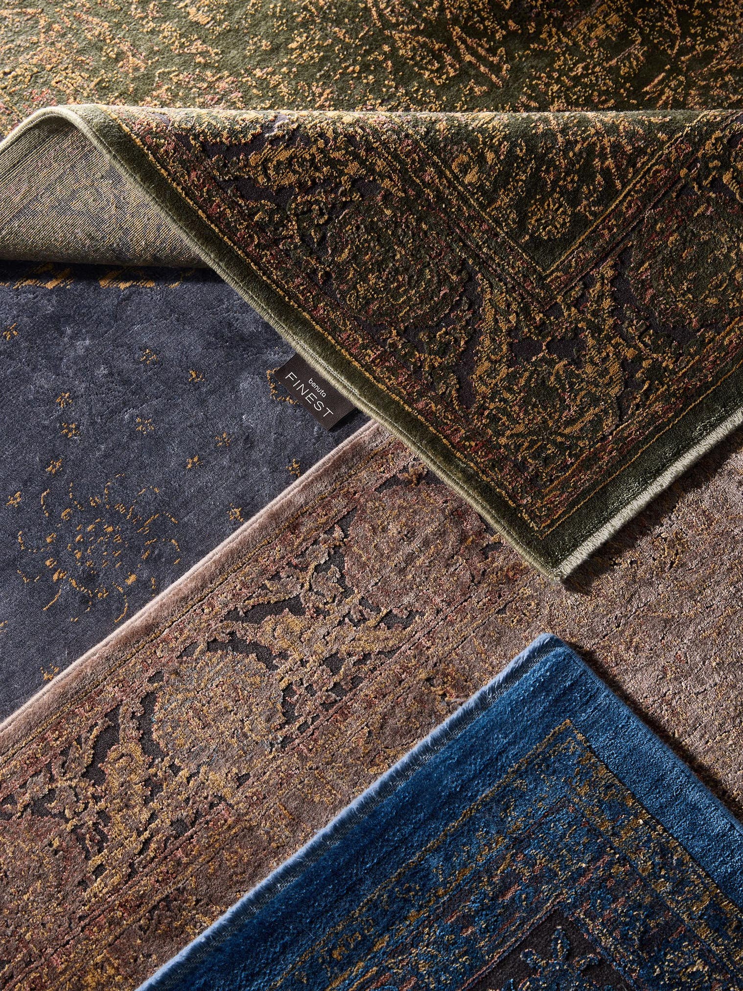 Teppich aus 56% Viskose, 30% Polyester, 14% Polyacryl in Grün mit bis 5 mm hohem Flor von benuta Finest