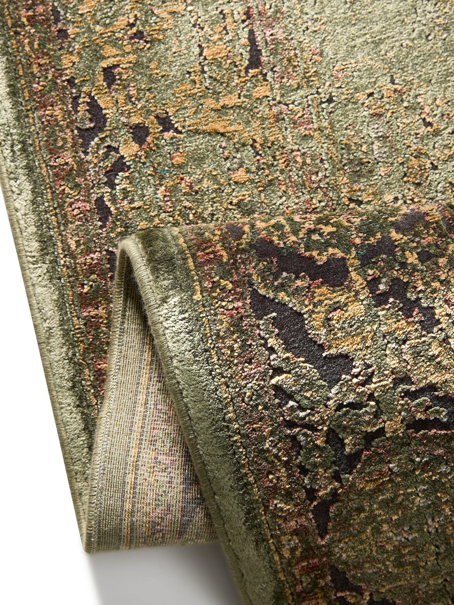 Teppich aus 56% Viskose, 30% Polyester, 14% Polyacryl in Grün mit bis 5 mm hohem Flor von benuta Finest
