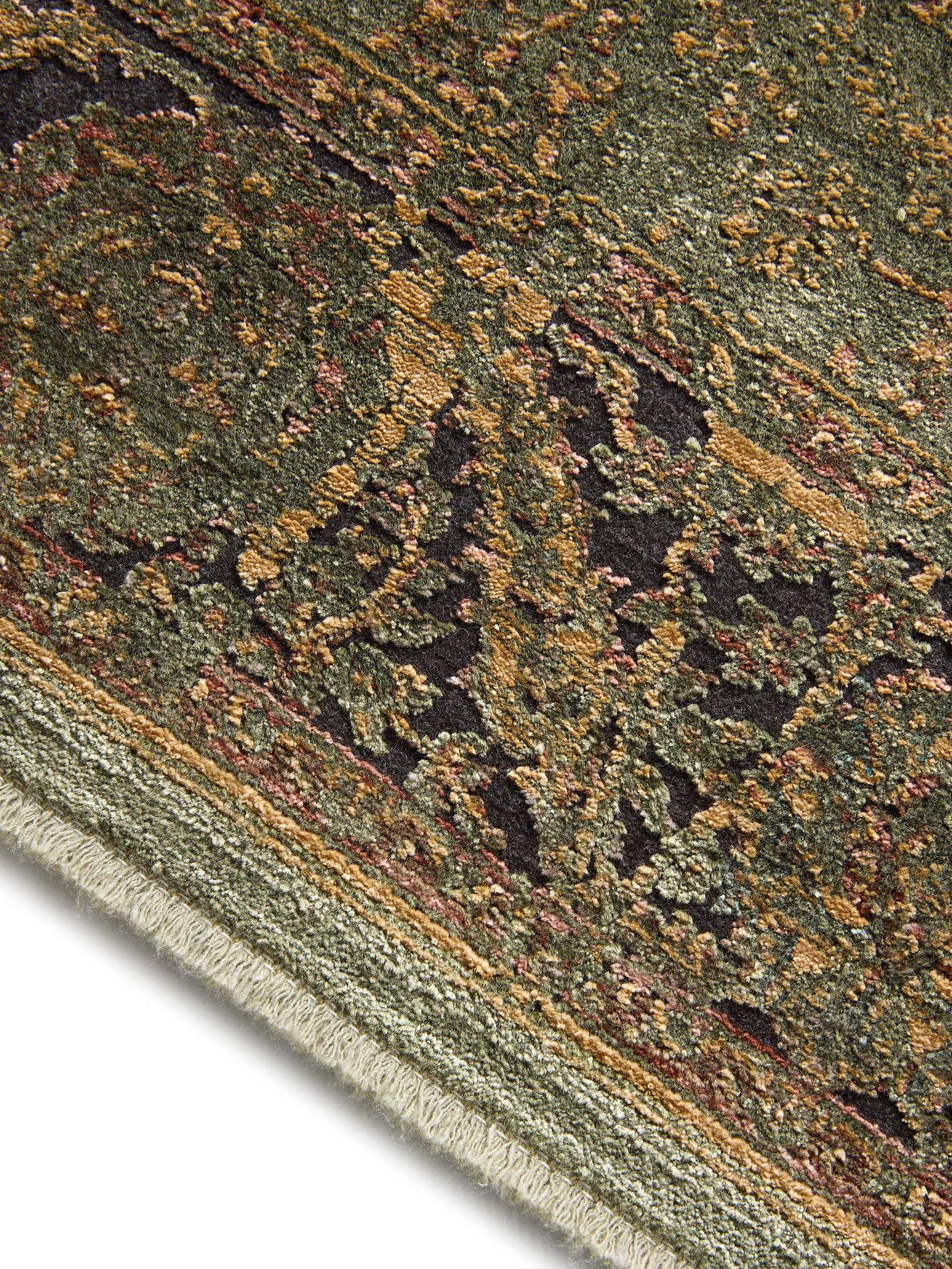 Teppich aus 56% Viskose, 30% Polyester, 14% Polyacryl in Grün mit bis 5 mm hohem Flor von benuta Finest