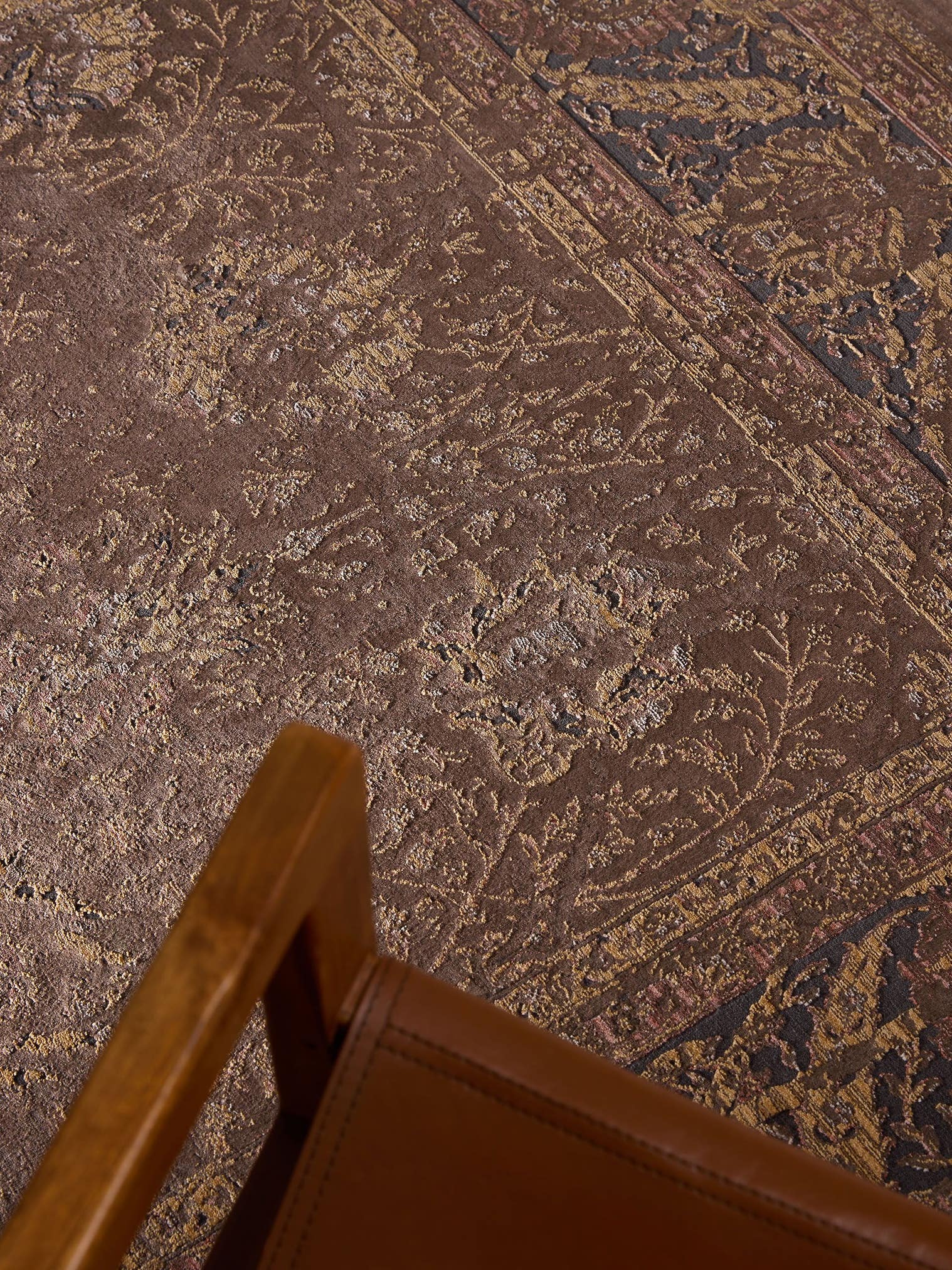 Teppich aus 56% Viskose, 30% Polyester, 14% Polyacryl in Braun mit bis 5 mm hohem Flor von benuta Finest
