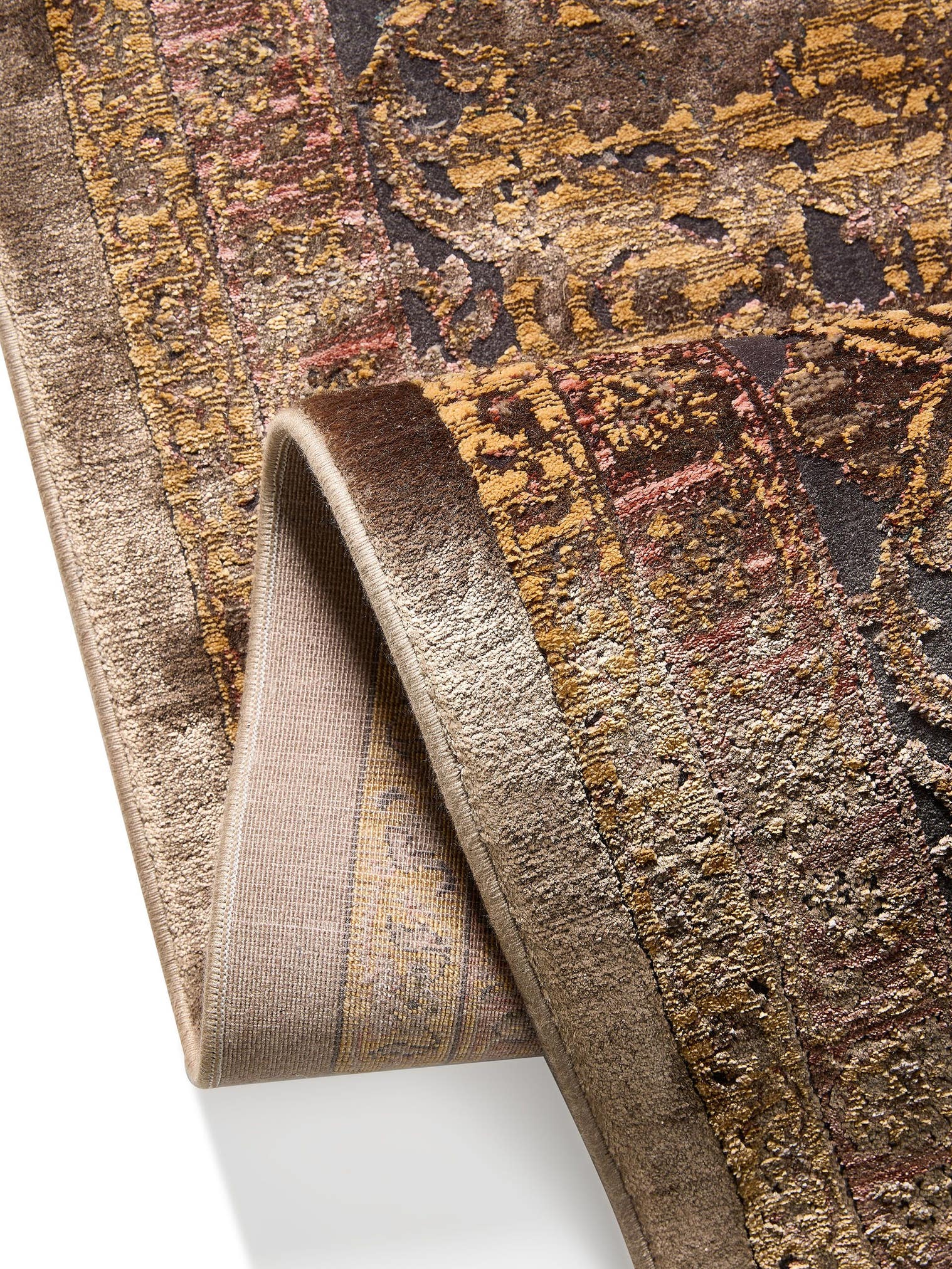 Teppich aus 56% Viskose, 30% Polyester, 14% Polyacryl in Braun mit bis 5 mm hohem Flor von benuta Finest
