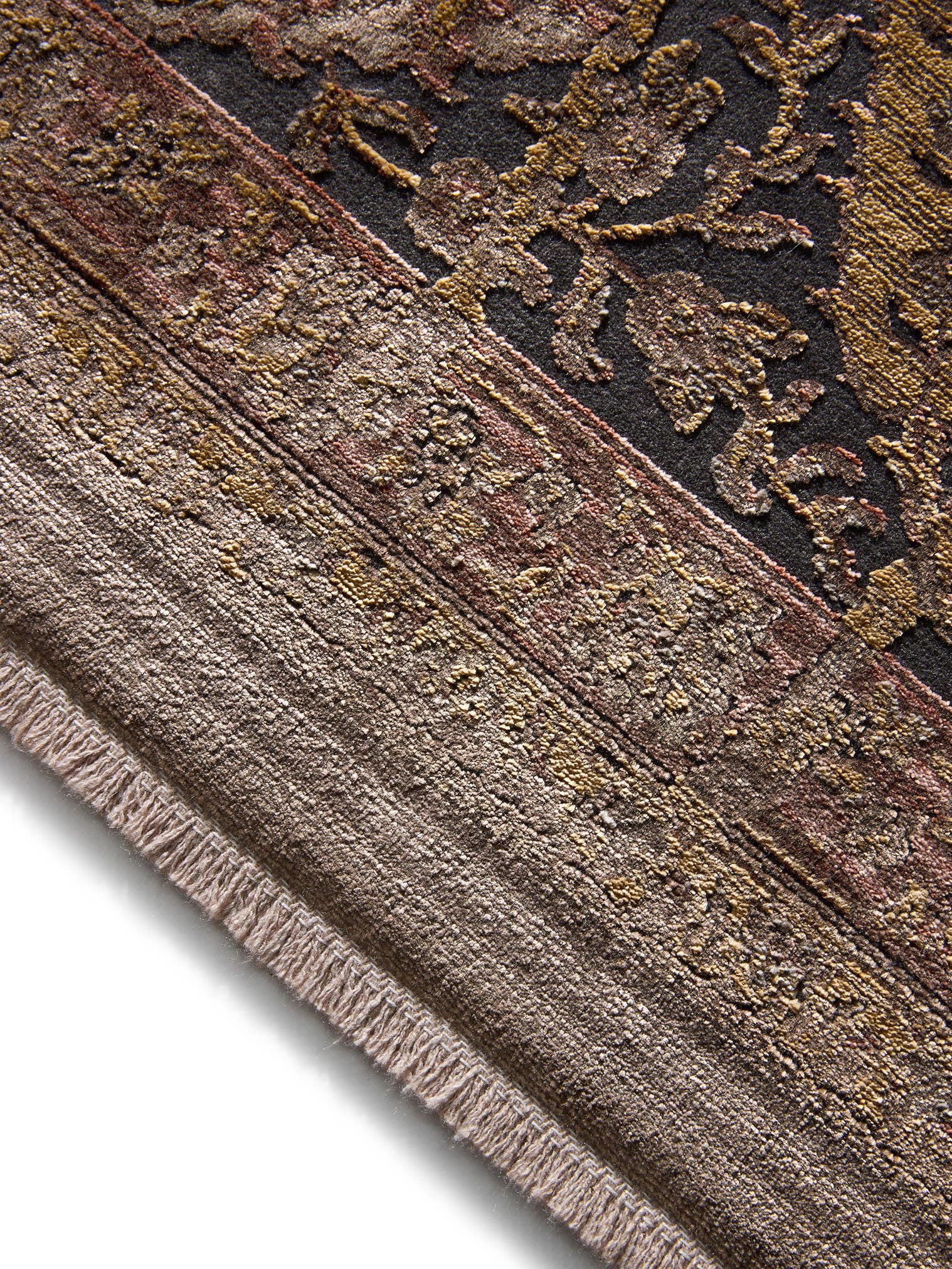 Teppich aus 56% Viskose, 30% Polyester, 14% Polyacryl in Braun mit bis 5 mm hohem Flor von benuta Finest