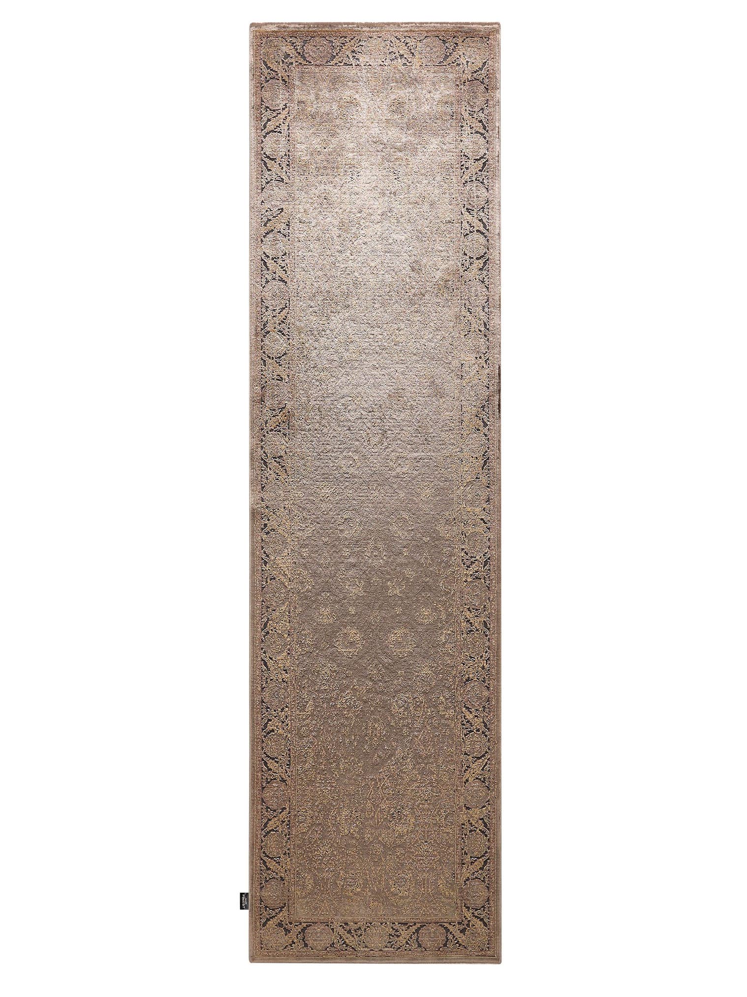 Teppich aus 56% Viskose, 30% Polyester, 14% Polyacryl in Braun mit bis 5 mm hohem Flor von benuta Finest