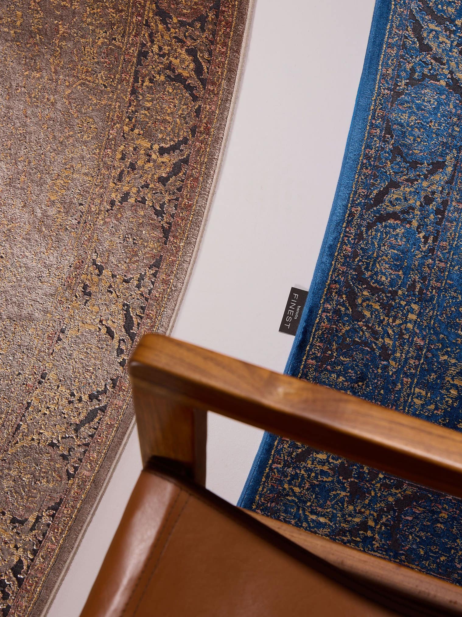 Teppich aus 56% Viskose, 30% Polyester, 14% Polyacryl in Braun mit bis 5 mm hohem Flor von benuta Finest