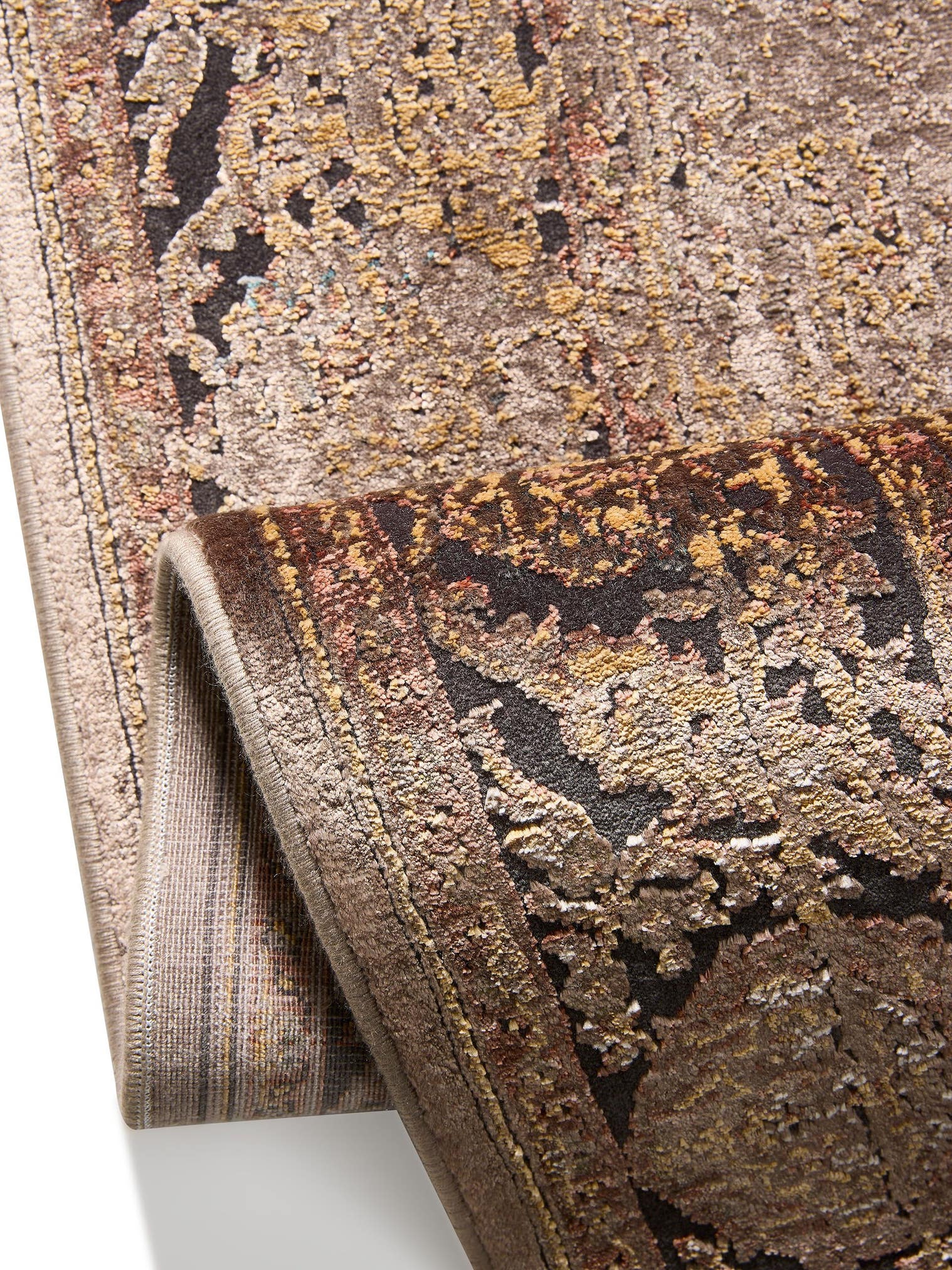 Teppich aus 56% Viskose, 30% Polyester, 14% Polyacryl in Braun mit bis 5 mm hohem Flor von benuta Finest