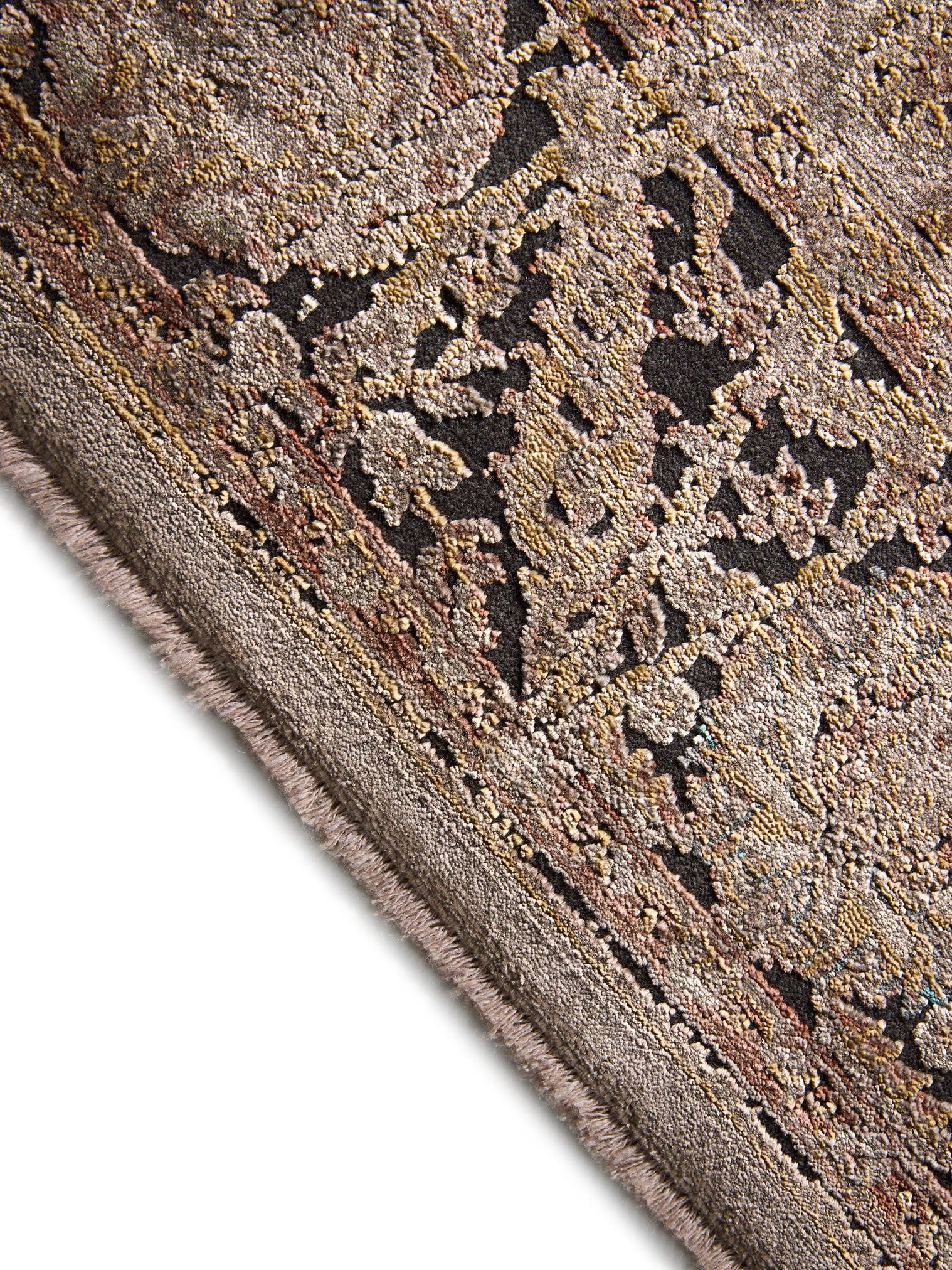 Teppich aus 56% Viskose, 30% Polyester, 14% Polyacryl in Braun mit bis 5 mm hohem Flor von benuta Finest