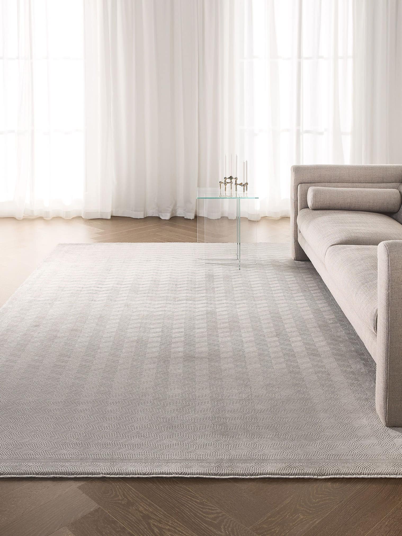 Teppich aus 60% Viskose, 40% Polyacryl (Chenille) in Beige mit bis 5 mm hohem Flor von benuta Finest