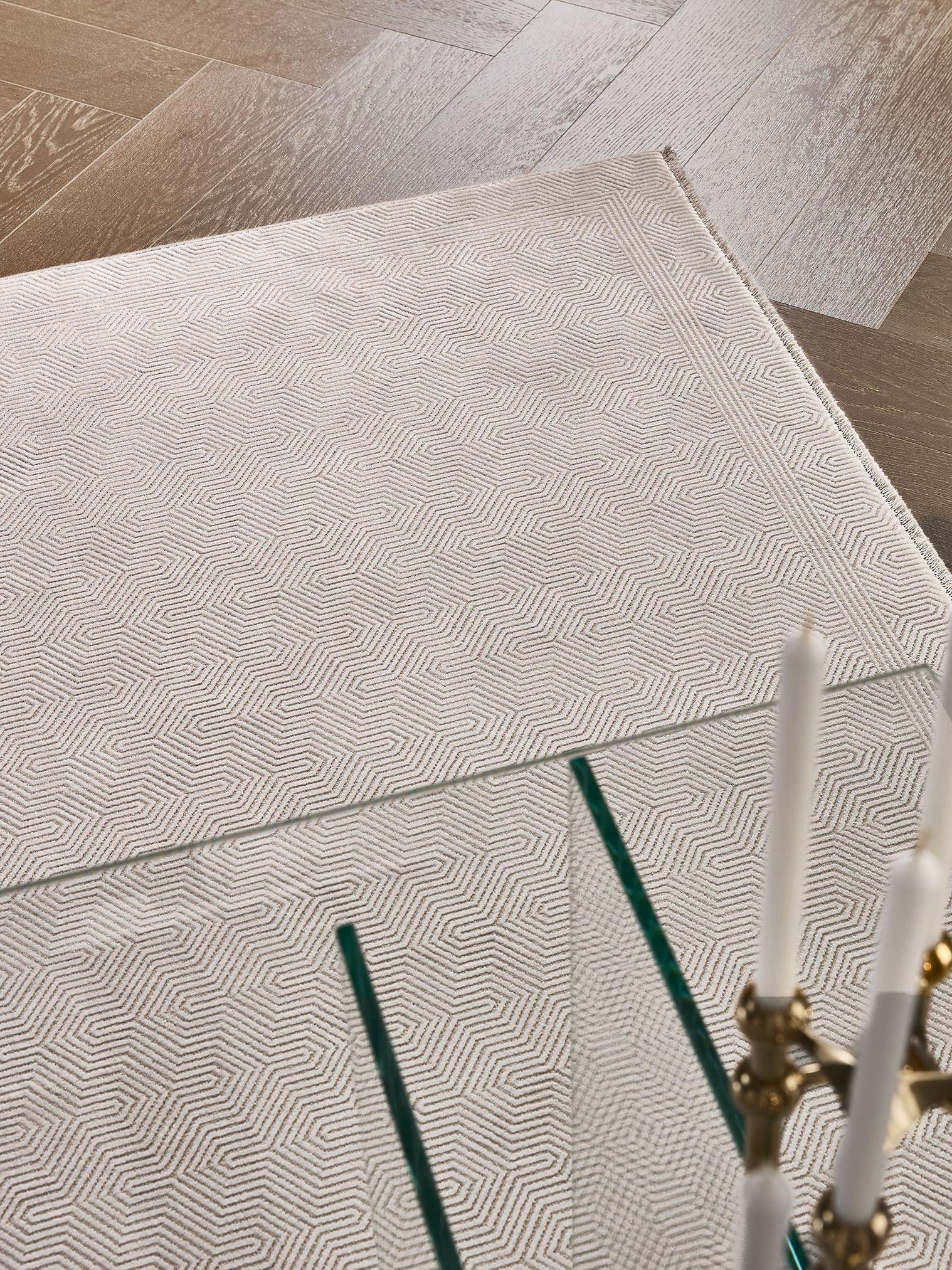 Teppich aus 60% Viskose, 40% Polyacryl (Chenille) in Beige mit bis 5 mm hohem Flor von benuta Finest