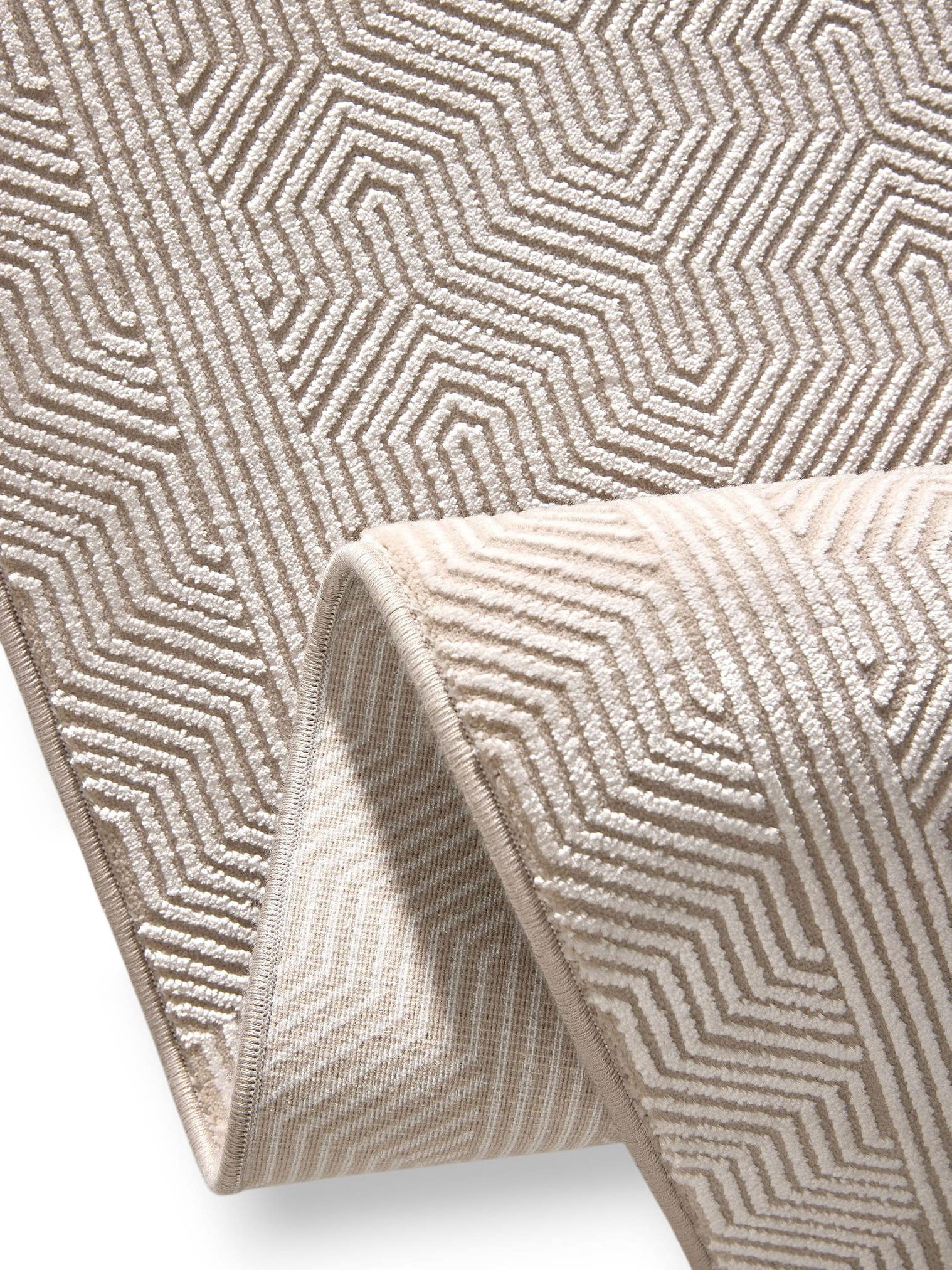Matto 60 % viskoosia, 40 % polyakryyliä (chenille).a värissä Beige enintään 5 mm korkealla nukalla merkiltä benuta Finest