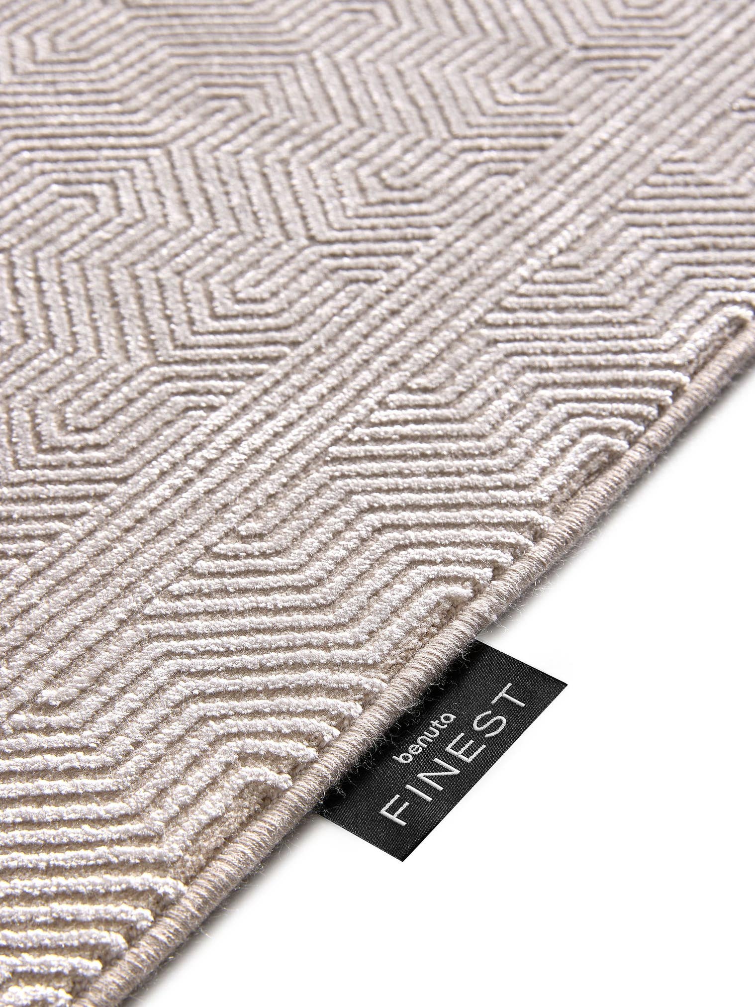 Matto 60 % viskoosia, 40 % polyakryyliä (chenille).a värissä Beige enintään 5 mm korkealla nukalla merkiltä benuta Finest