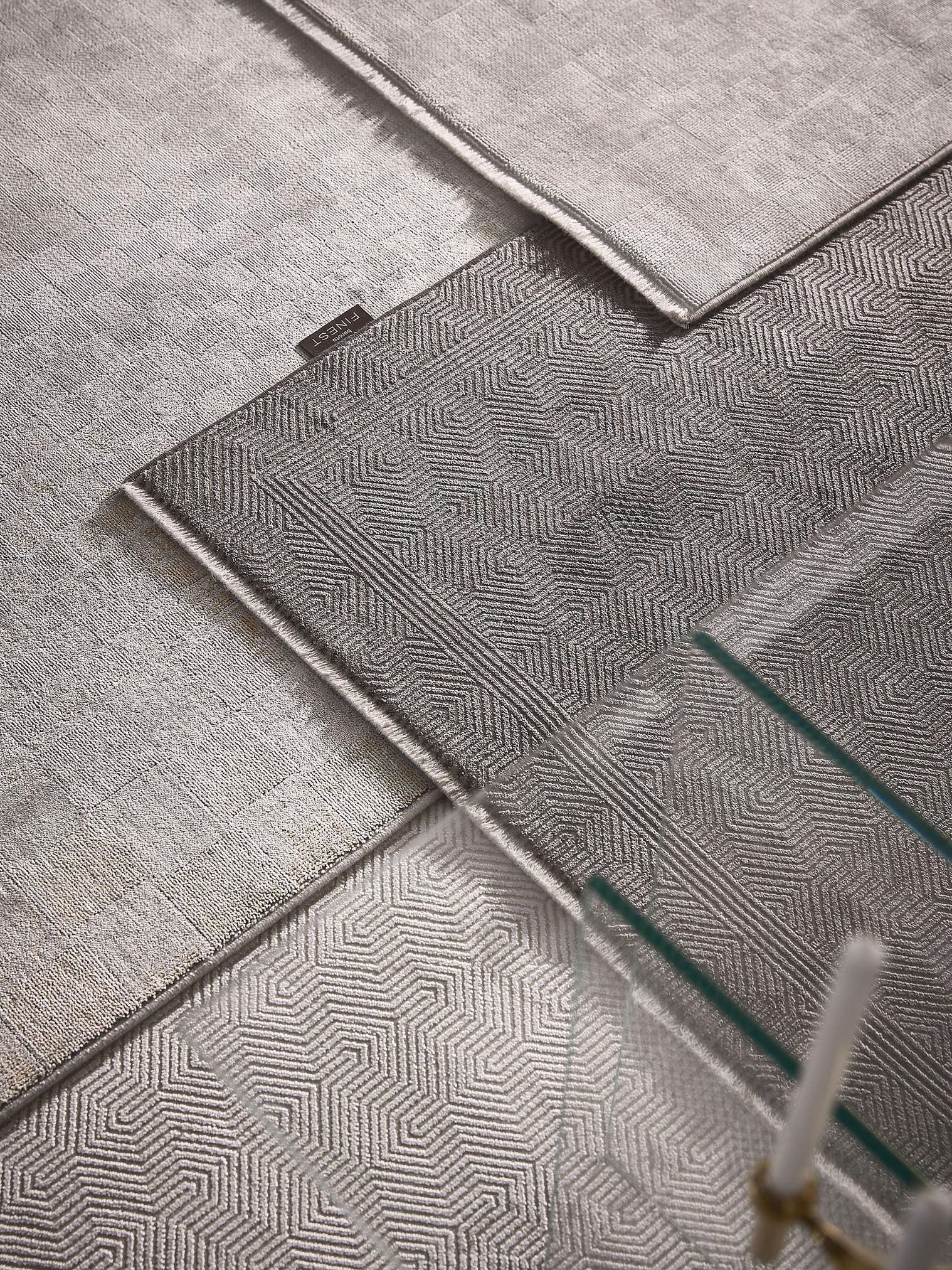 Teppich aus 60% Viskose, 40% Polyacryl (Chenille) in Beige mit bis 5 mm hohem Flor von benuta Finest