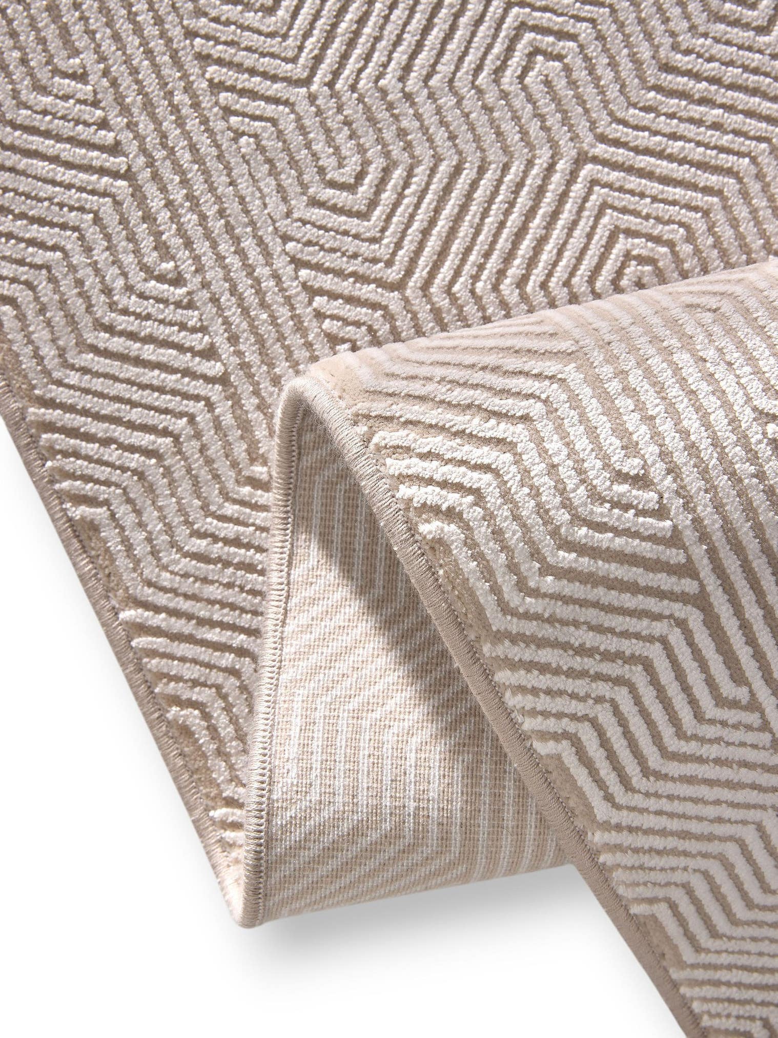 Teppich aus 60% Viskose, 40% Polyacryl (Chenille) in Beige mit bis 5 mm hohem Flor von benuta Finest