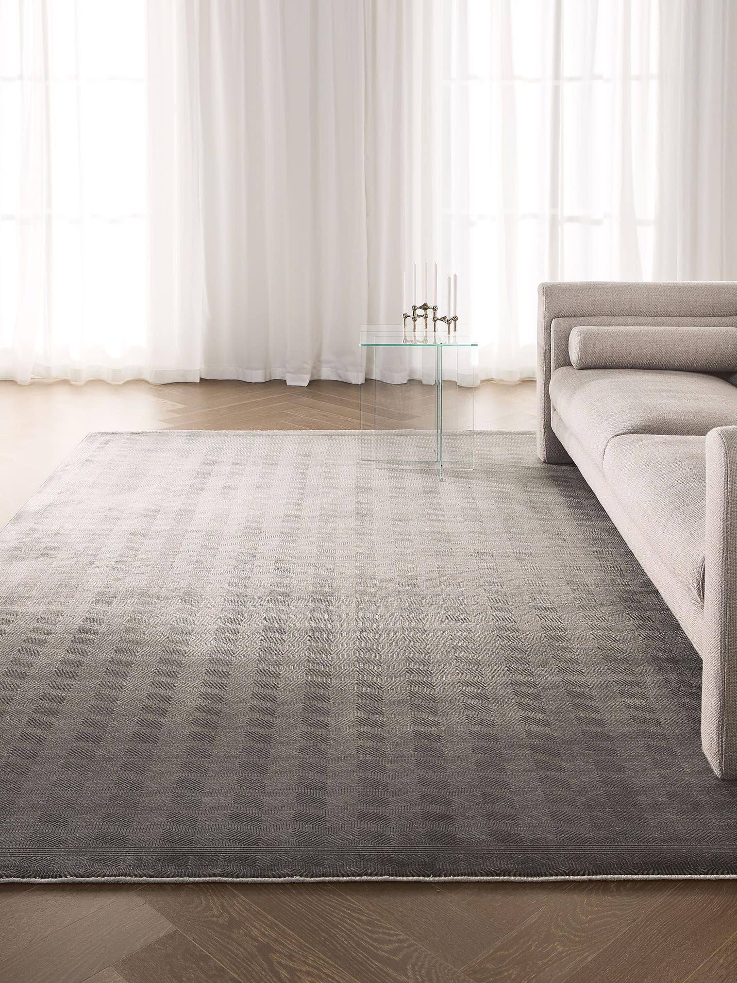Matto 60 % viskoosia, 40 % polyakryyliä (chenille).a värissä Harmaa enintään 5 mm korkealla nukalla merkiltä benuta Finest