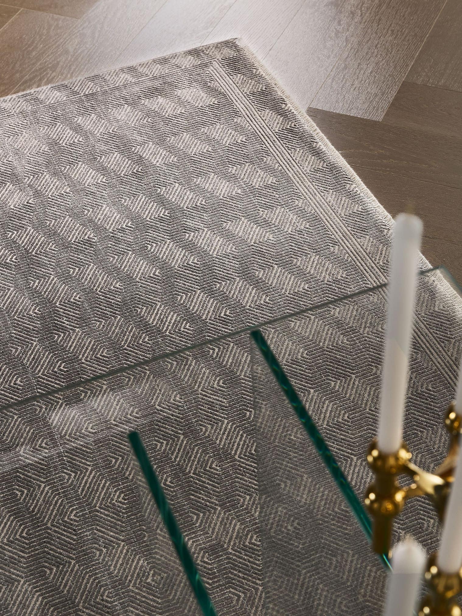Matto 60 % viskoosia, 40 % polyakryyliä (chenille).a värissä Harmaa enintään 5 mm korkealla nukalla merkiltä benuta Finest