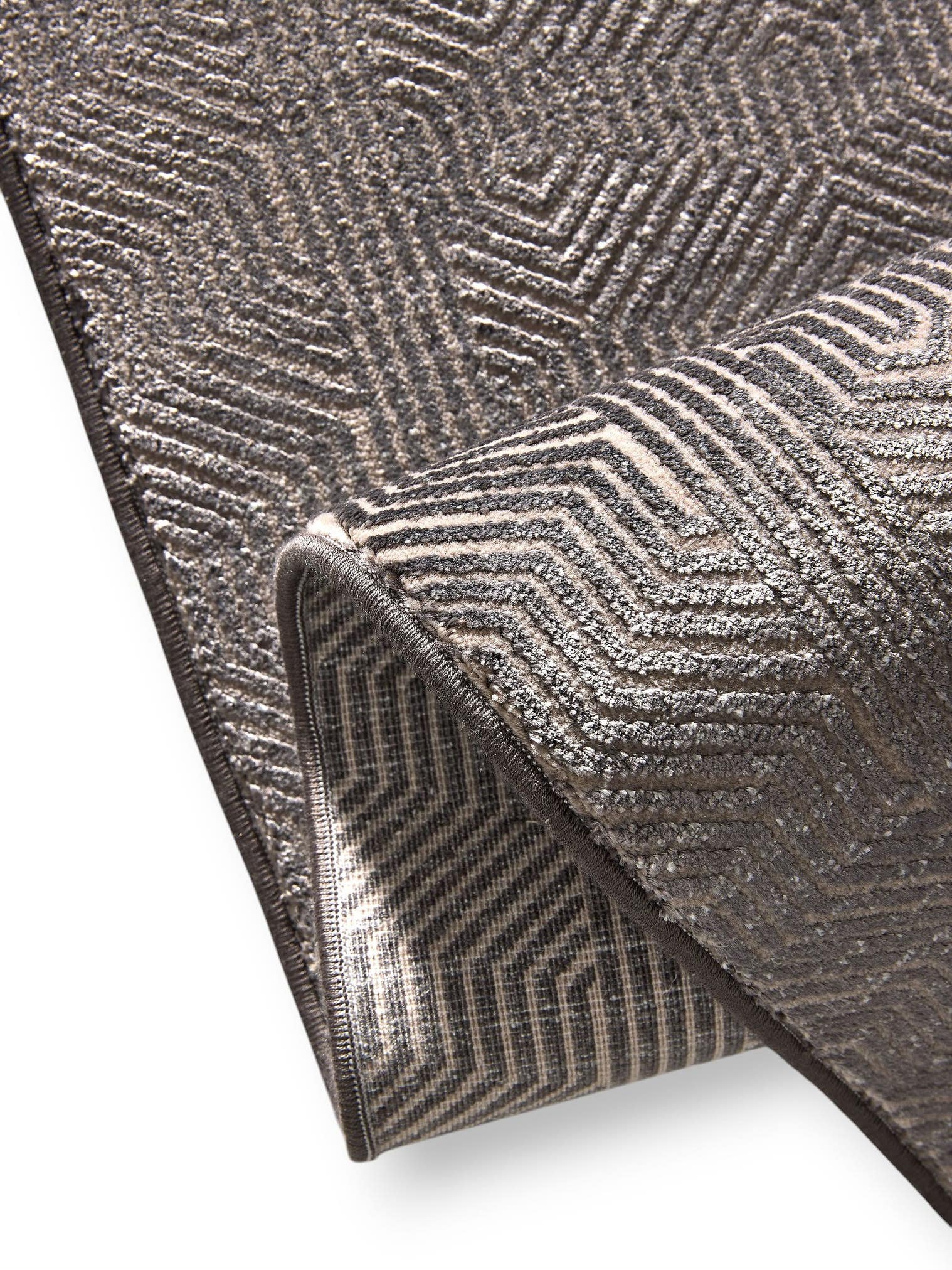 Matto 60 % viskoosia, 40 % polyakryyliä (chenille).a värissä Harmaa enintään 5 mm korkealla nukalla merkiltä benuta Finest