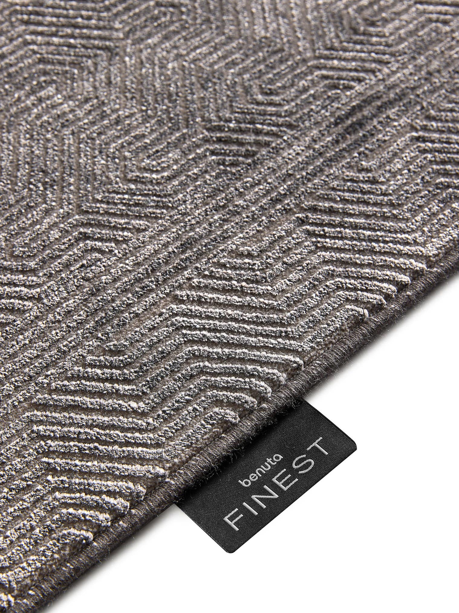 Matto 60 % viskoosia, 40 % polyakryyliä (chenille).a värissä Harmaa enintään 5 mm korkealla nukalla merkiltä benuta Finest