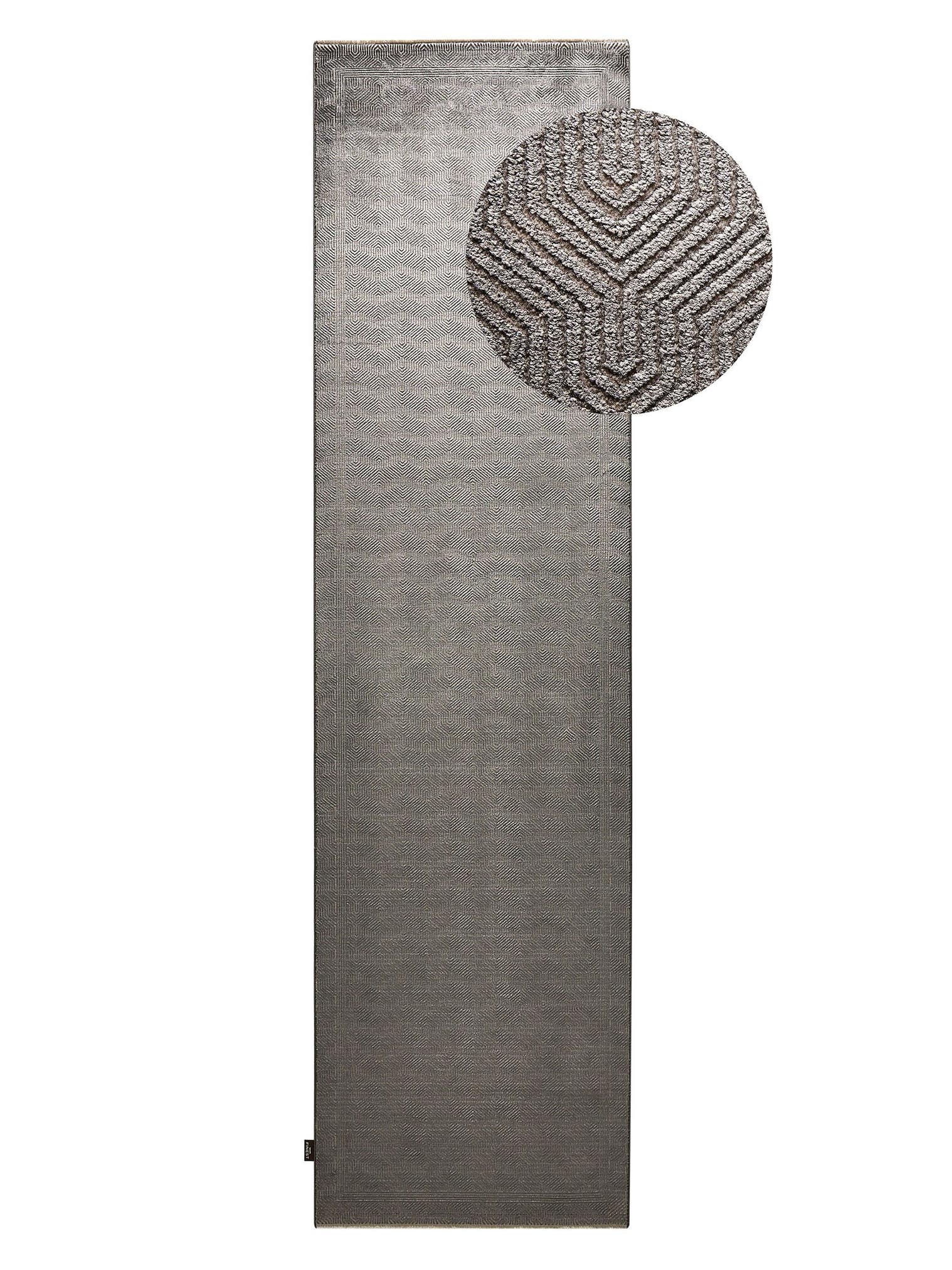 Teppich aus 60% Viskose, 40% Polyacryl (Chenille) in Grau mit bis 5 mm hohem Flor von benuta Finest