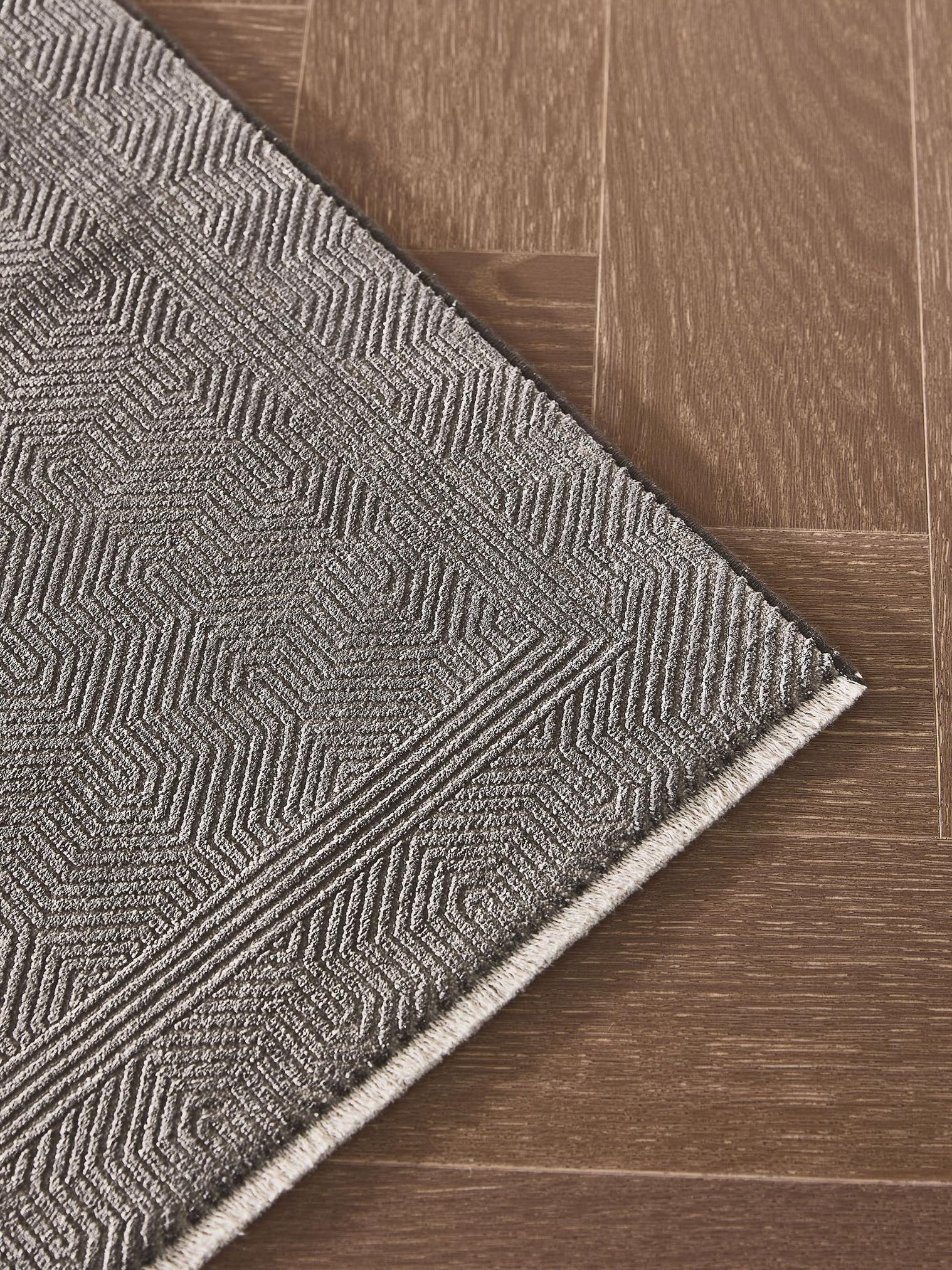 Teppich aus 60% Viskose, 40% Polyacryl (Chenille) in Grau mit bis 5 mm hohem Flor von benuta Finest