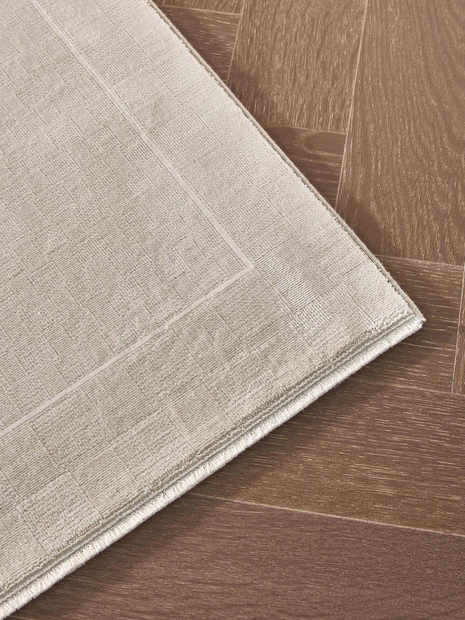 Teppich aus 60% Viskose, 40% Polyacryl (Chenille) in Beige mit bis 5 mm hohem Flor von benuta Finest