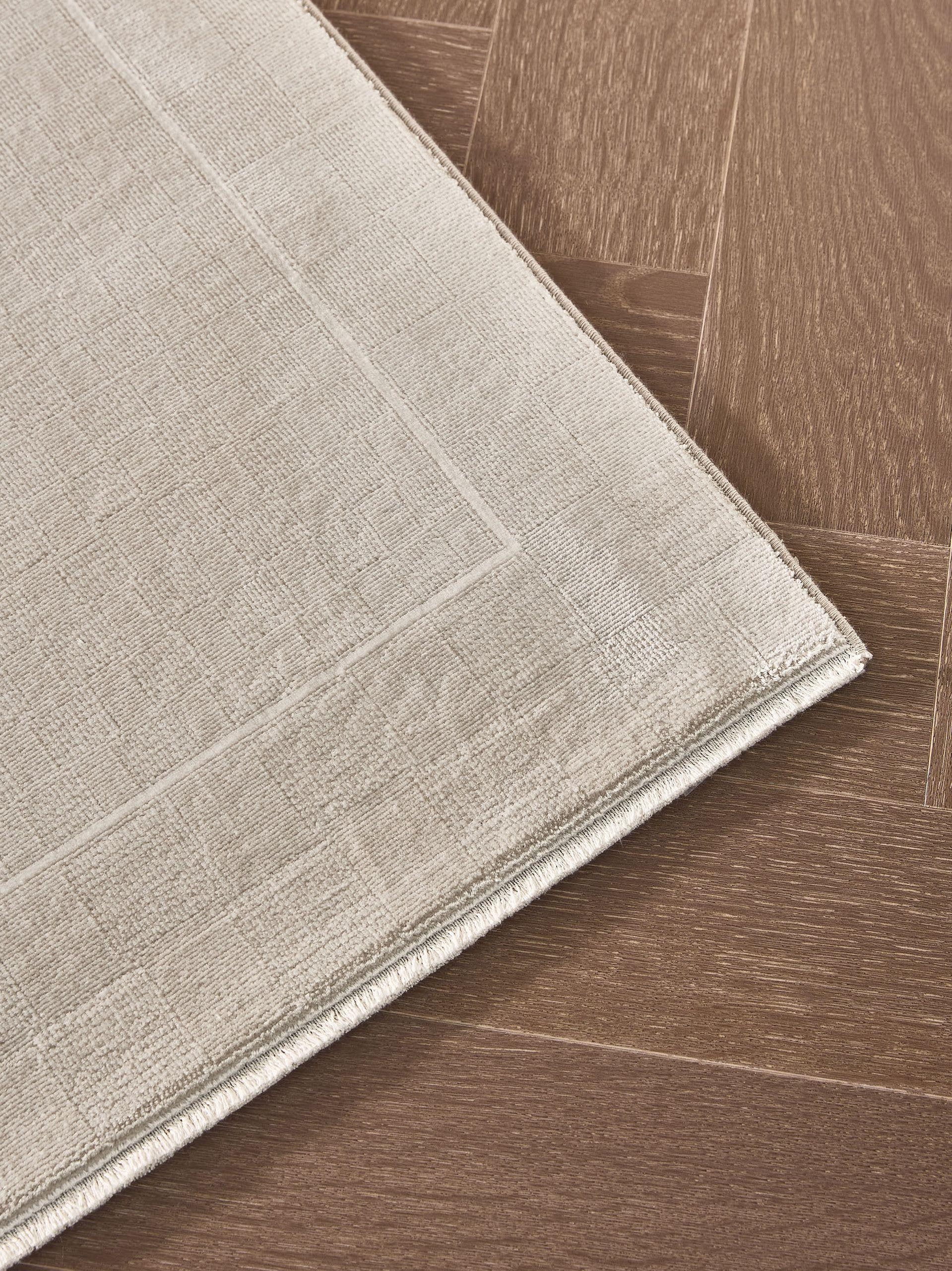 Rug made of 60% Viscose, 40% Polyacrylic (Chenille) in Beige with a 1- 5 mm high pile by benuta Finest