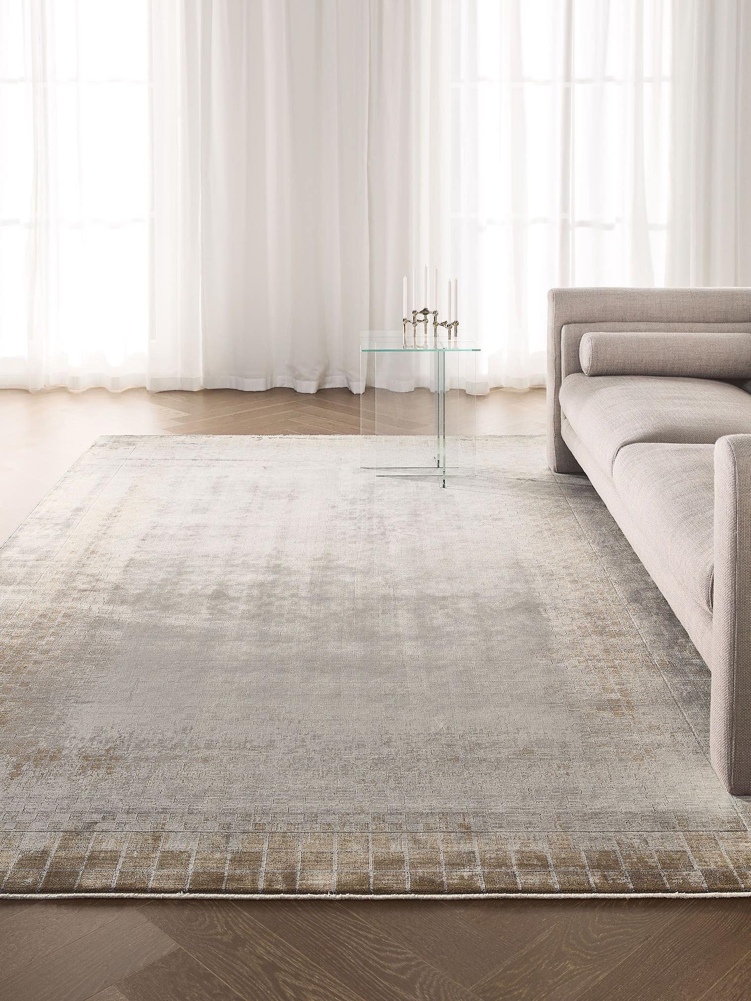 Matta av 60% Viskos, 40% Polyakrylsyra (chenille) i Grå med 1- 5 mm hög lugg från benuta Finest