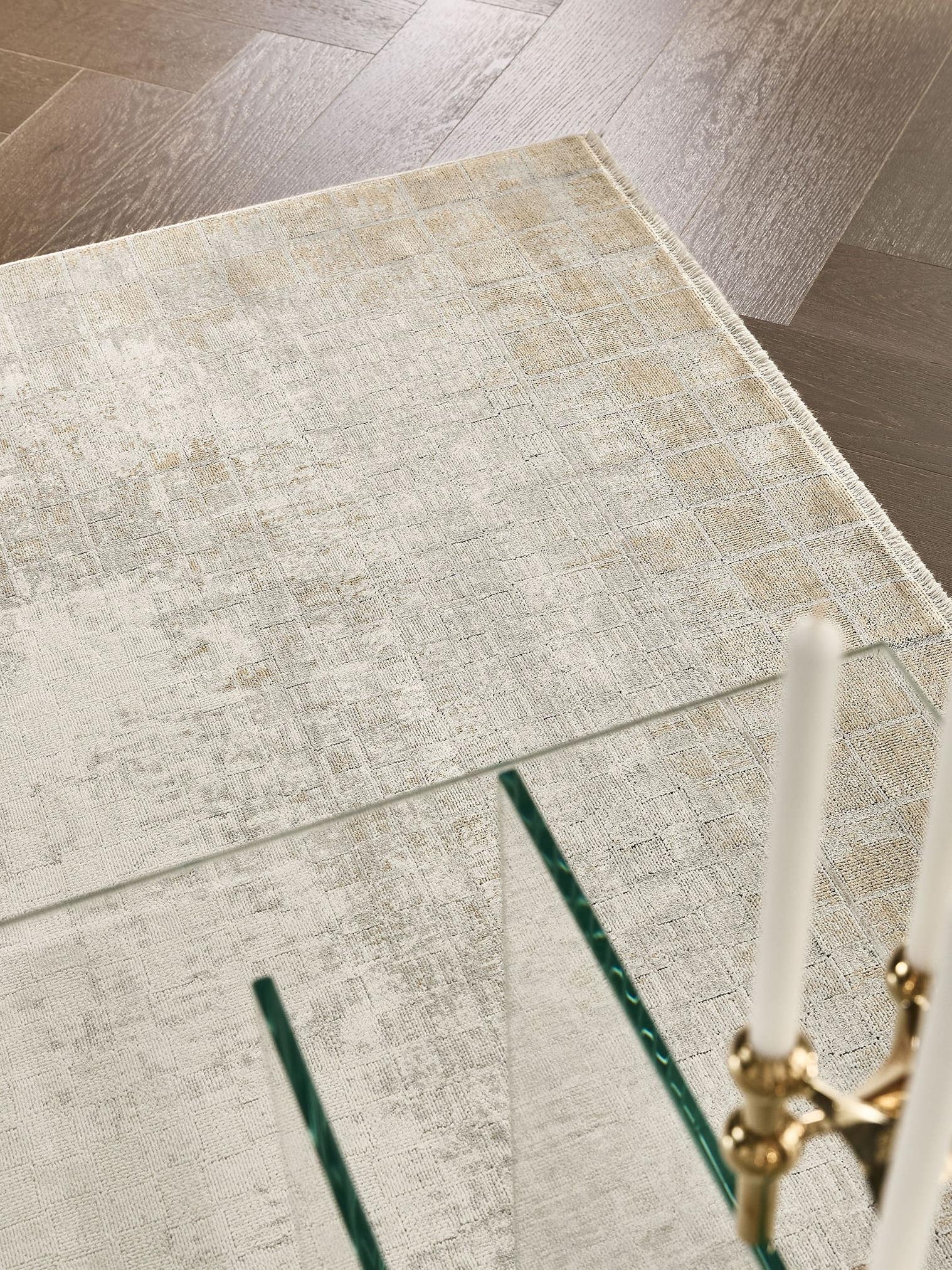 Matta av 60% Viskos, 40% Polyakrylsyra (chenille) i Grå med 1- 5 mm hög lugg från benuta Finest
