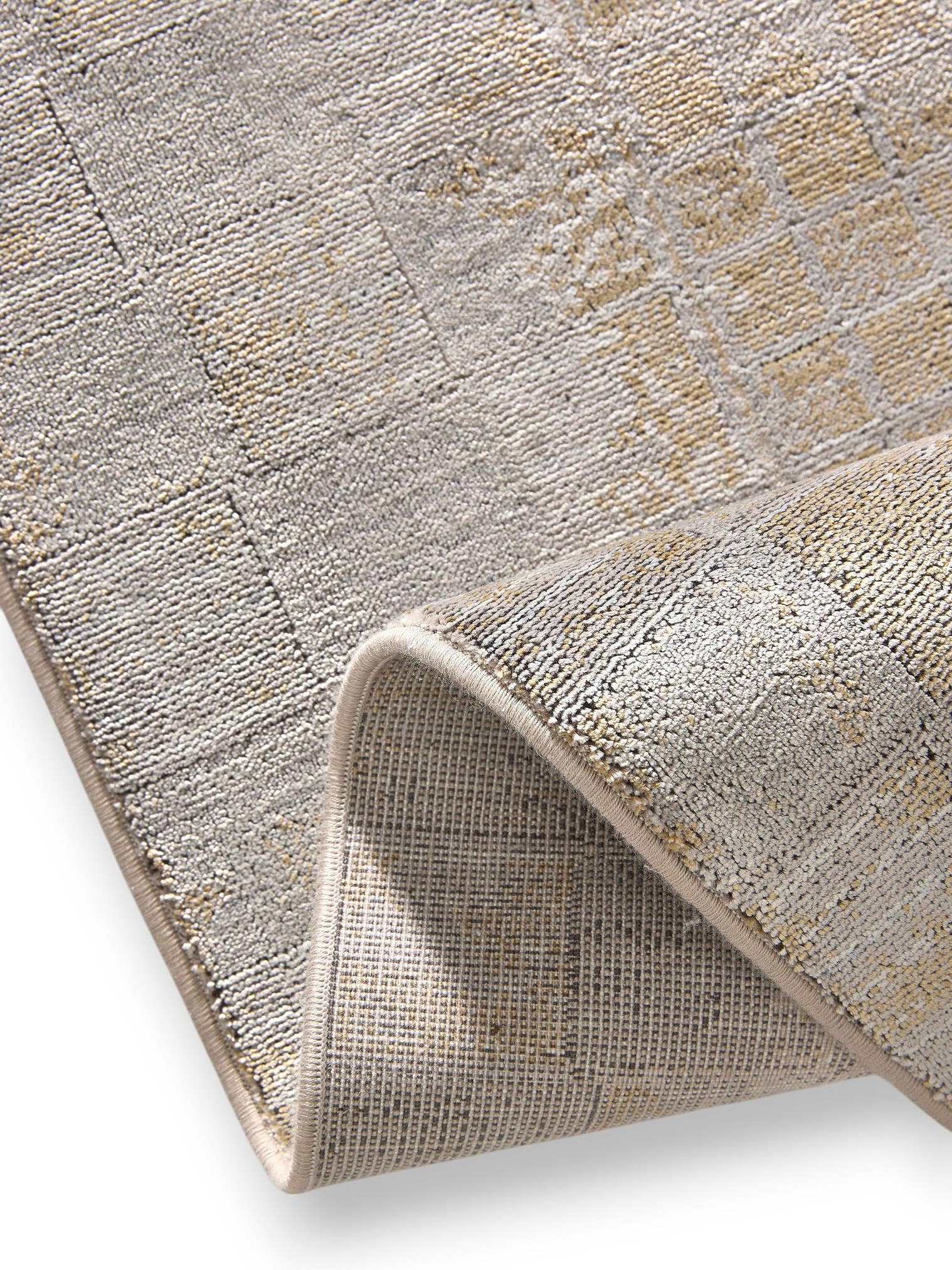 Tapijt van 60% Viscose, 40% Polyacryl (Chenille) in Grijs met een 1- 5 mm hoge pool van benuta Finest