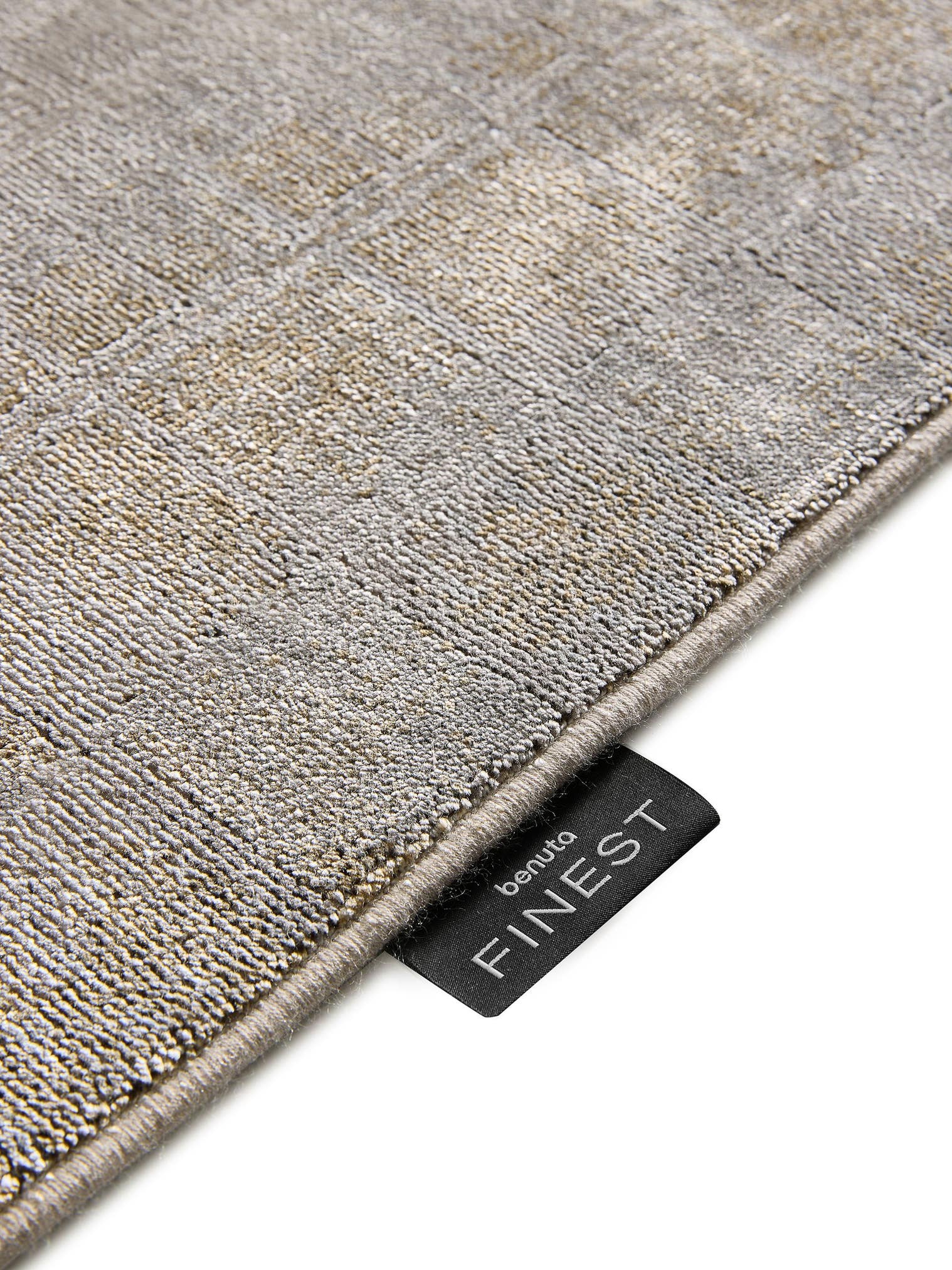 Tapijt van 60% Viscose, 40% Polyacryl (Chenille) in Grijs met een 1- 5 mm hoge pool van benuta Finest