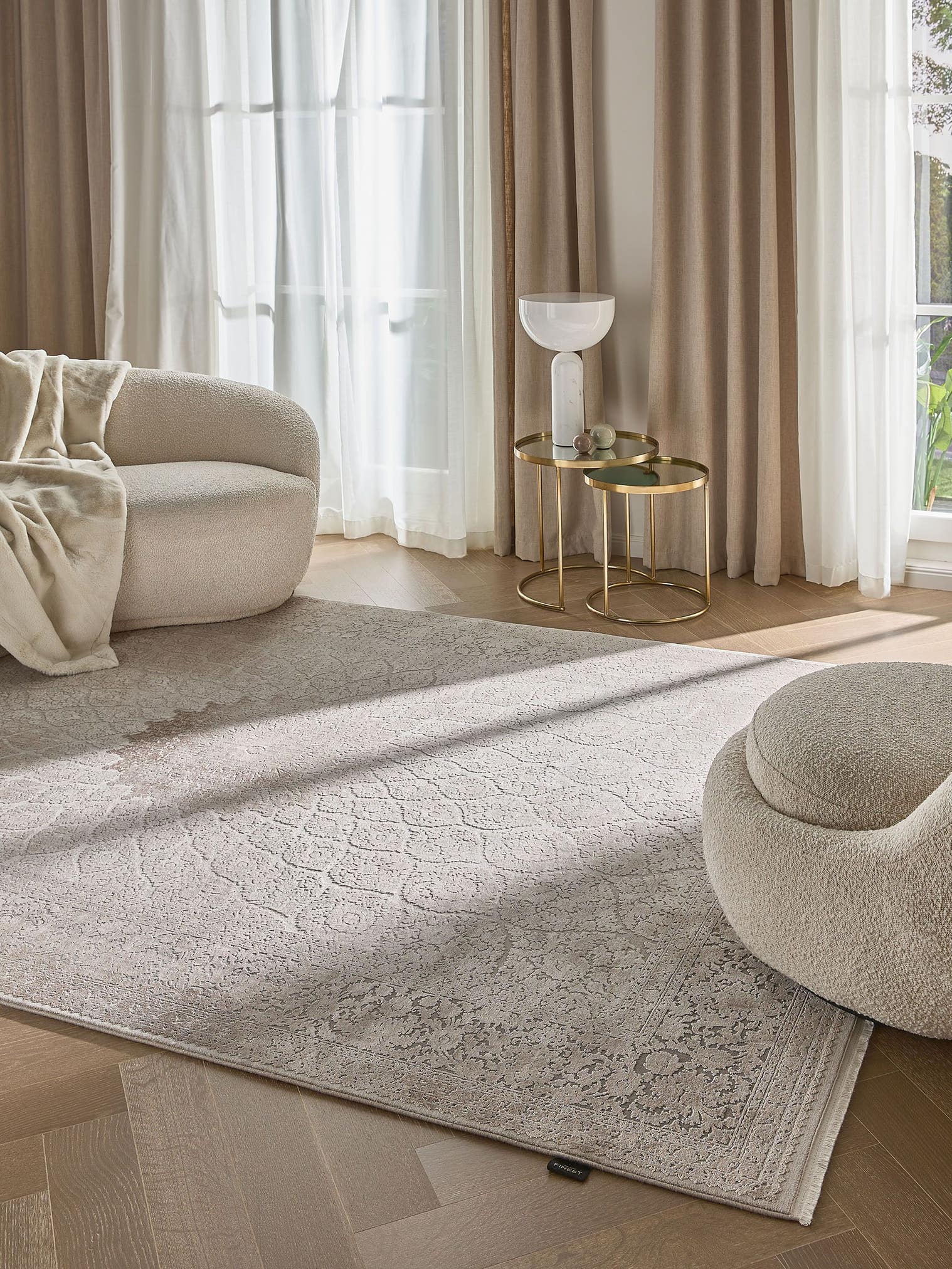 Teppich aus 89% Viskose, 11% Polyacryl in Grau mit bis 5 mm hohem Flor von benuta Finest