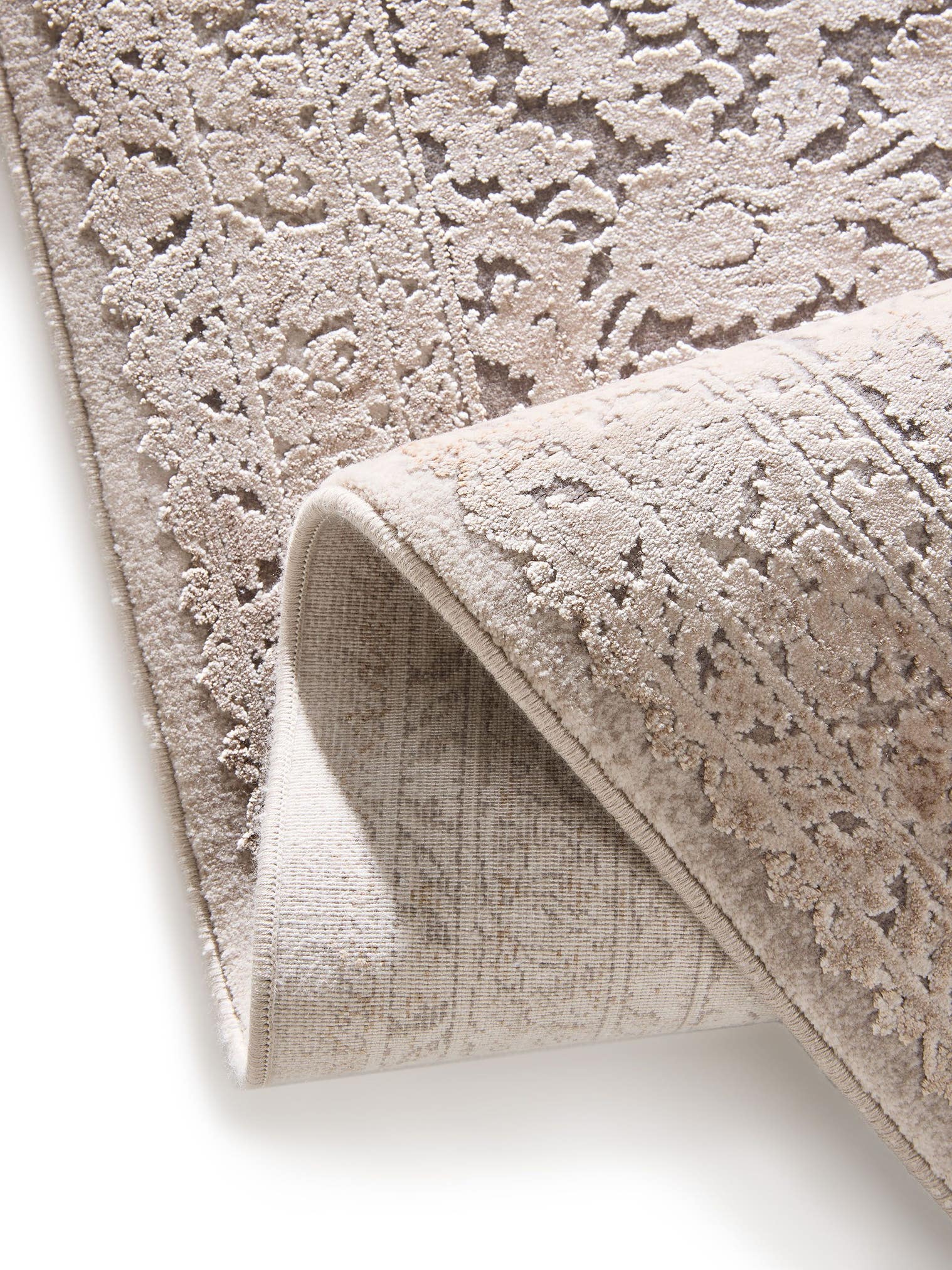 Teppich aus 89% Viskose, 11% Polyacryl in Grau mit bis 5 mm hohem Flor von benuta Finest
