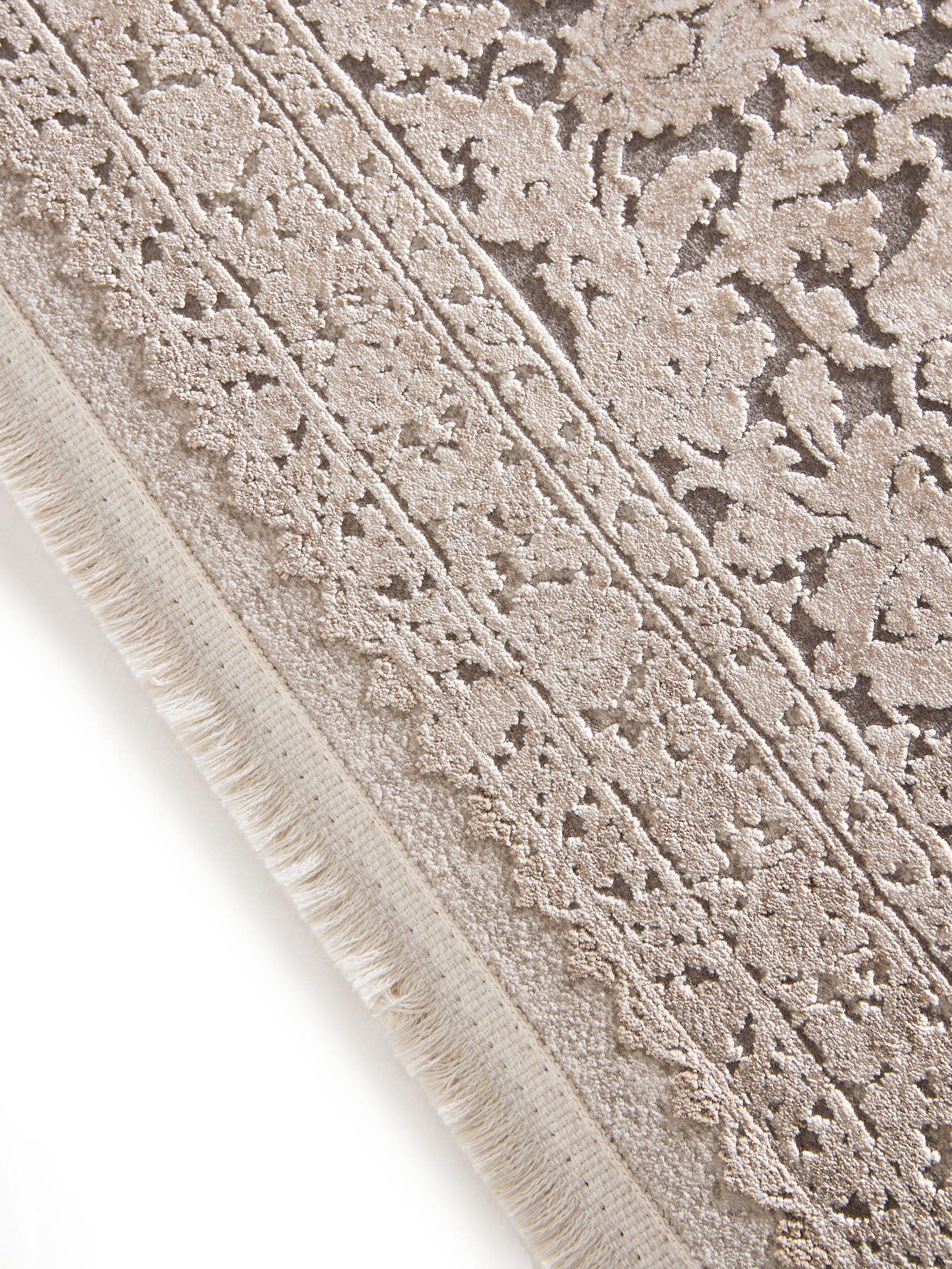 Teppich aus 89% Viskose, 11% Polyacryl in Grau mit bis 5 mm hohem Flor von benuta Finest