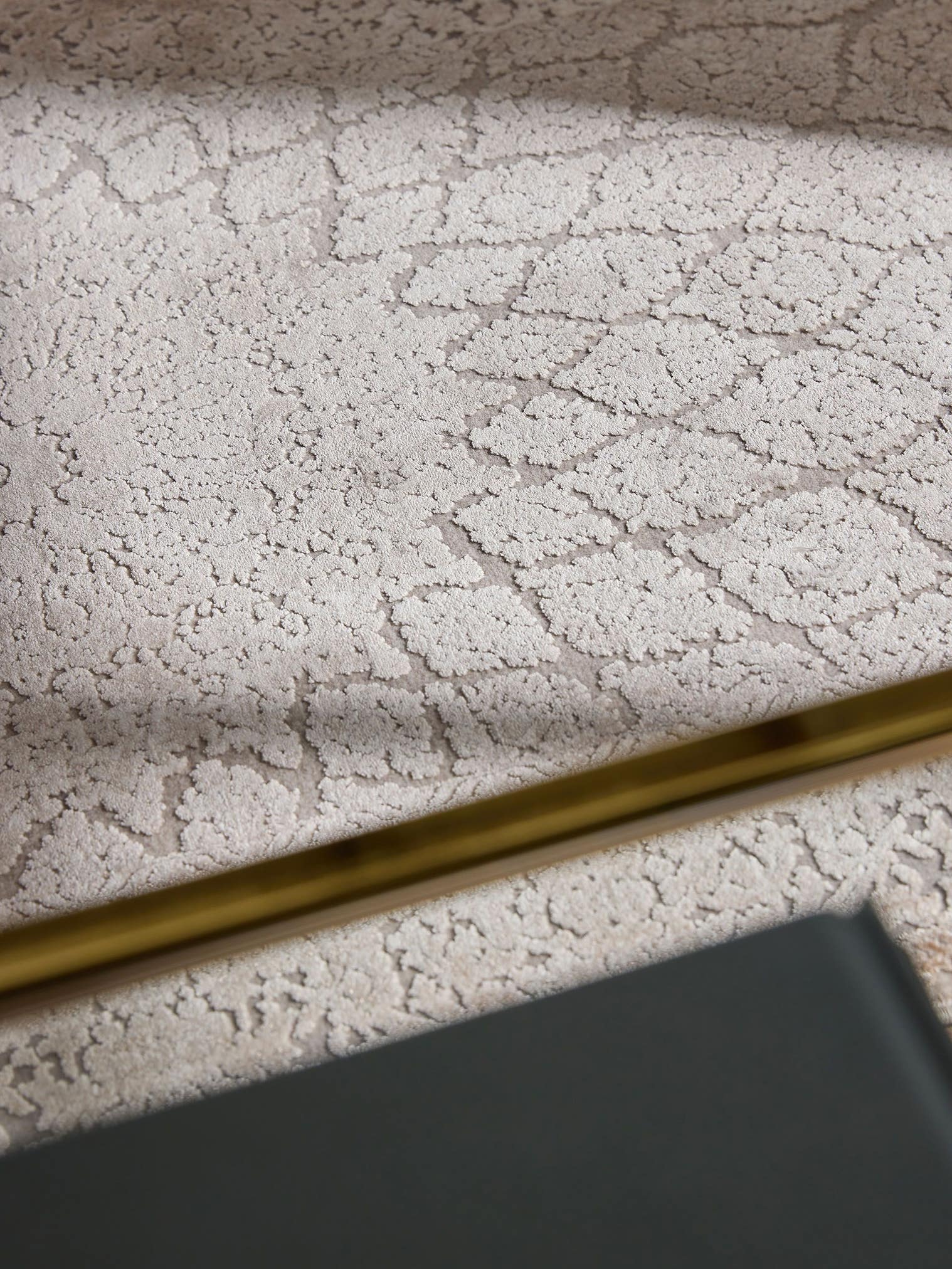 Teppich aus 89% Viskose, 11% Polyacryl in Beige mit bis 5 mm hohem Flor von benuta Finest