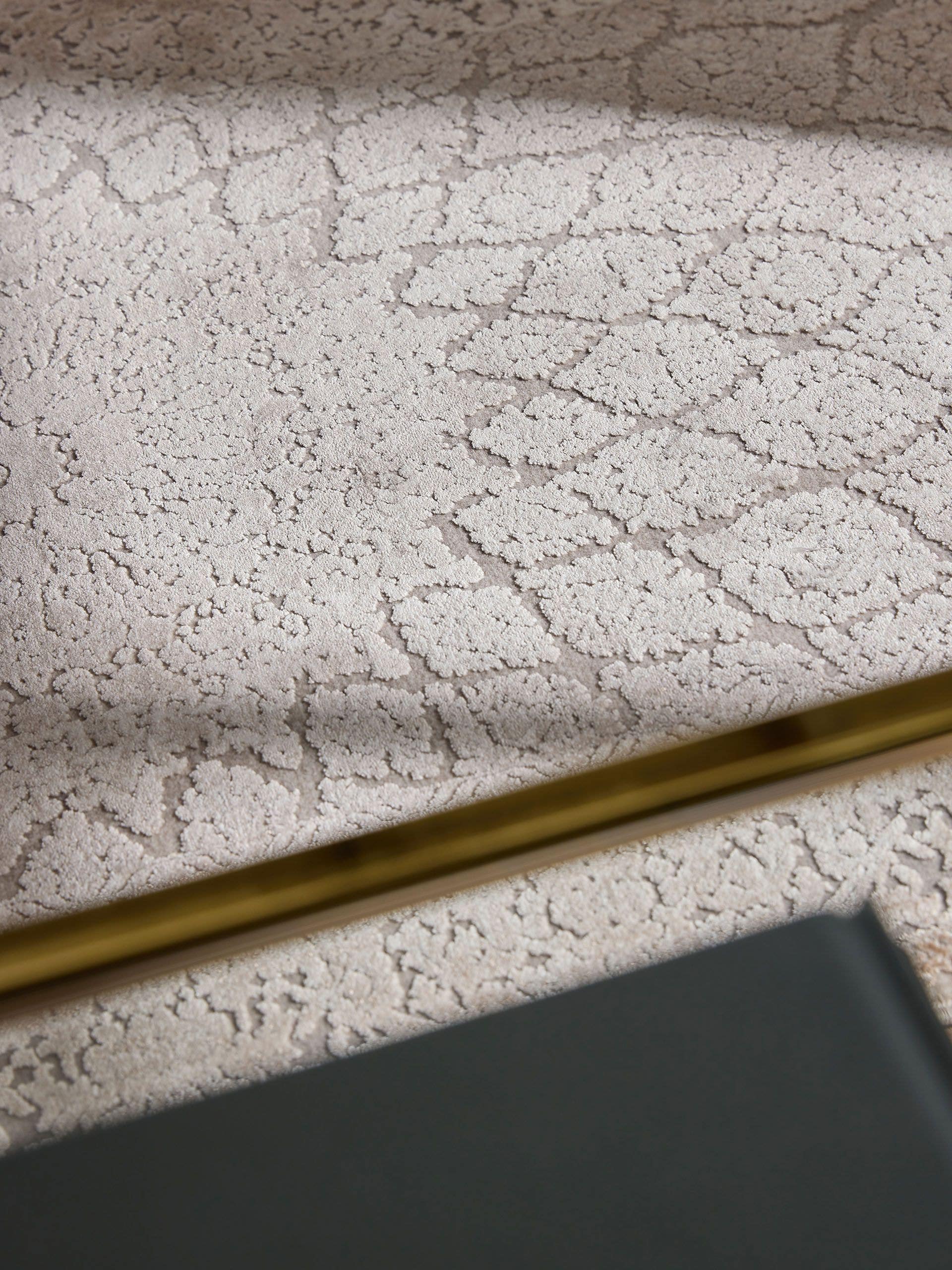 Matta av 89% Viskos, 11% Polyakrylsyra i Beige med 1- 5 mm hög lugg från benuta Finest