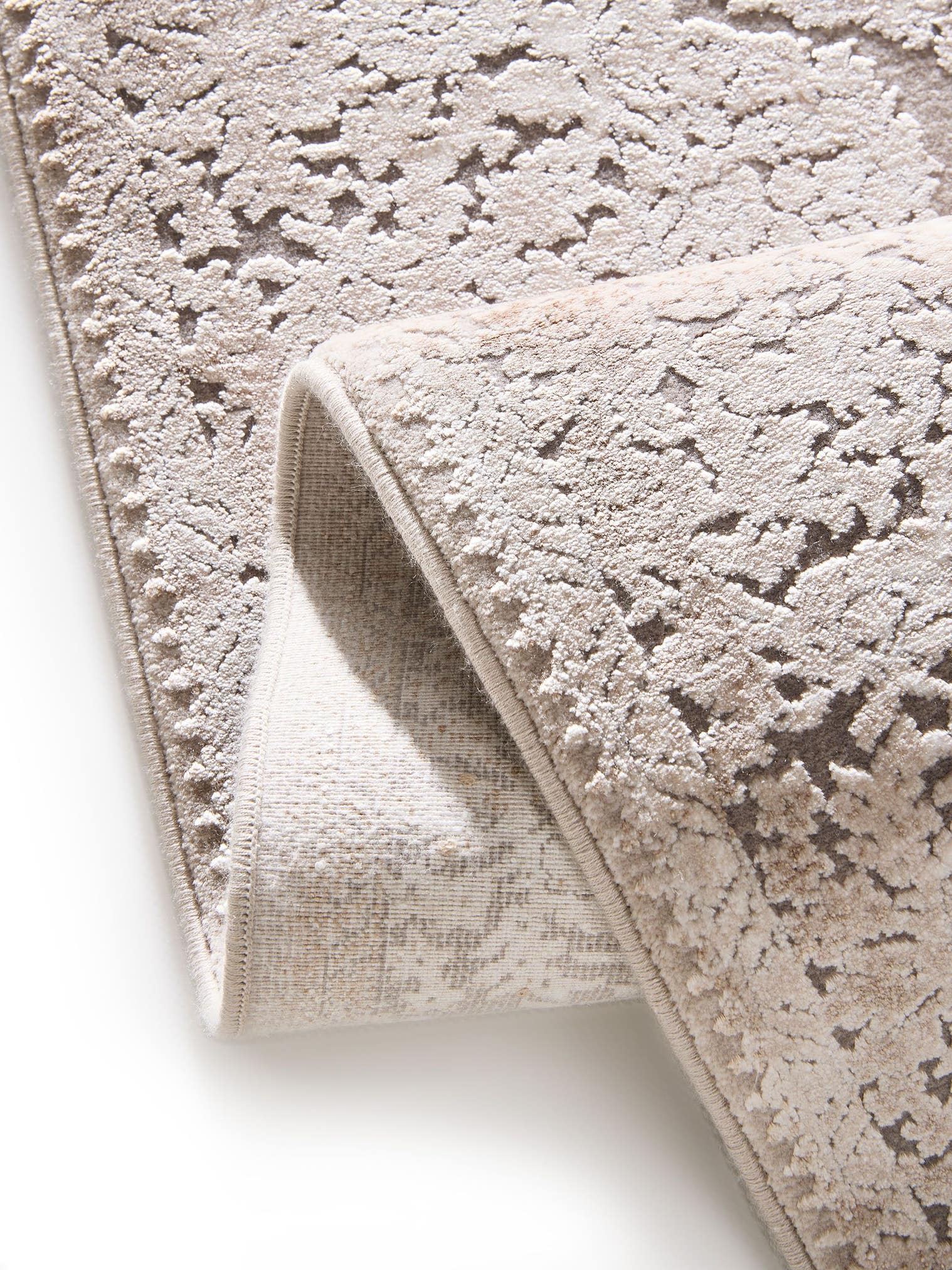 Teppich aus 89% Viskose, 11% Polyacryl in Beige mit bis 5 mm hohem Flor von benuta Finest