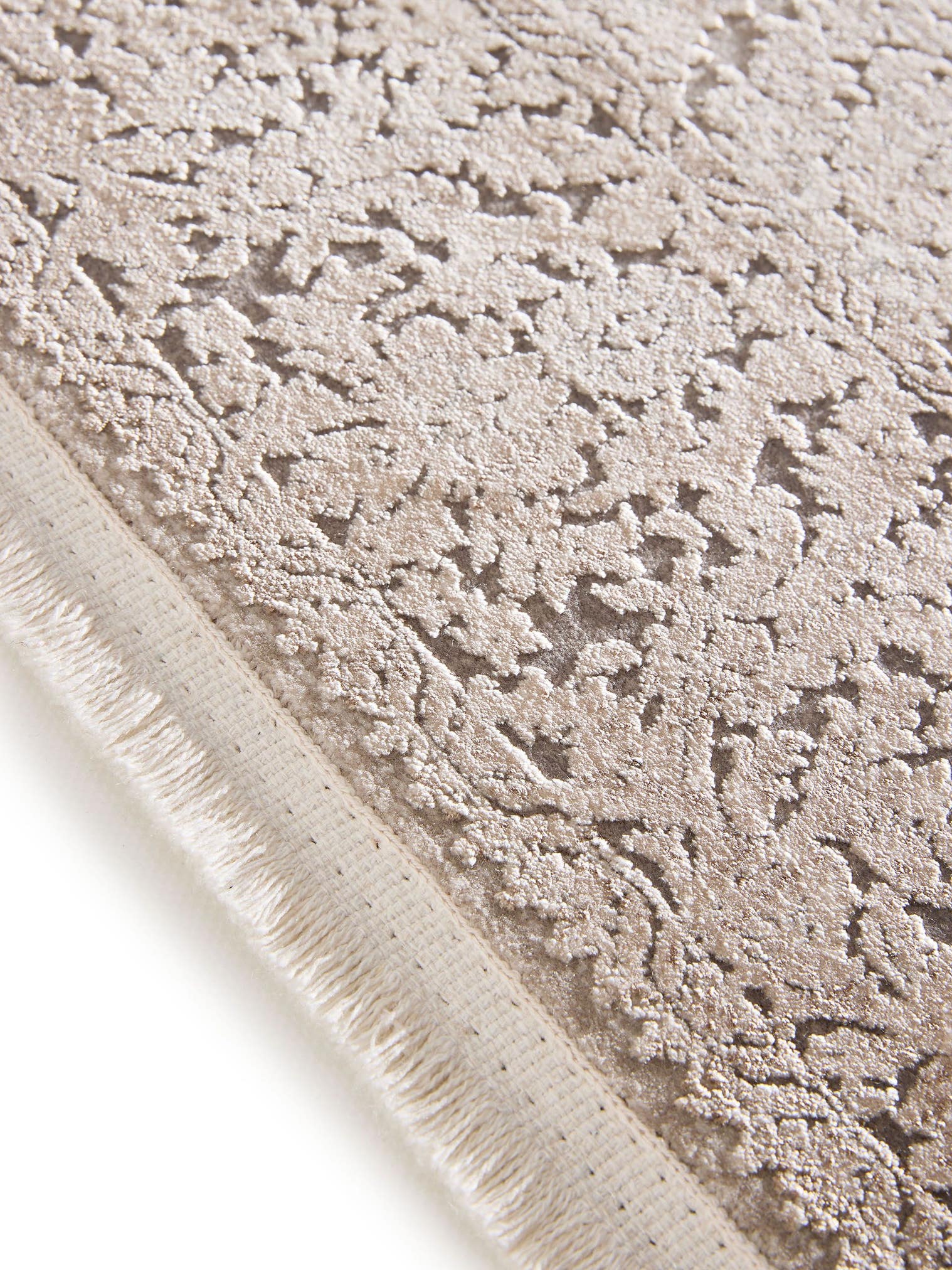 Teppich aus 89% Viskose, 11% Polyacryl in Beige mit bis 5 mm hohem Flor von benuta Finest