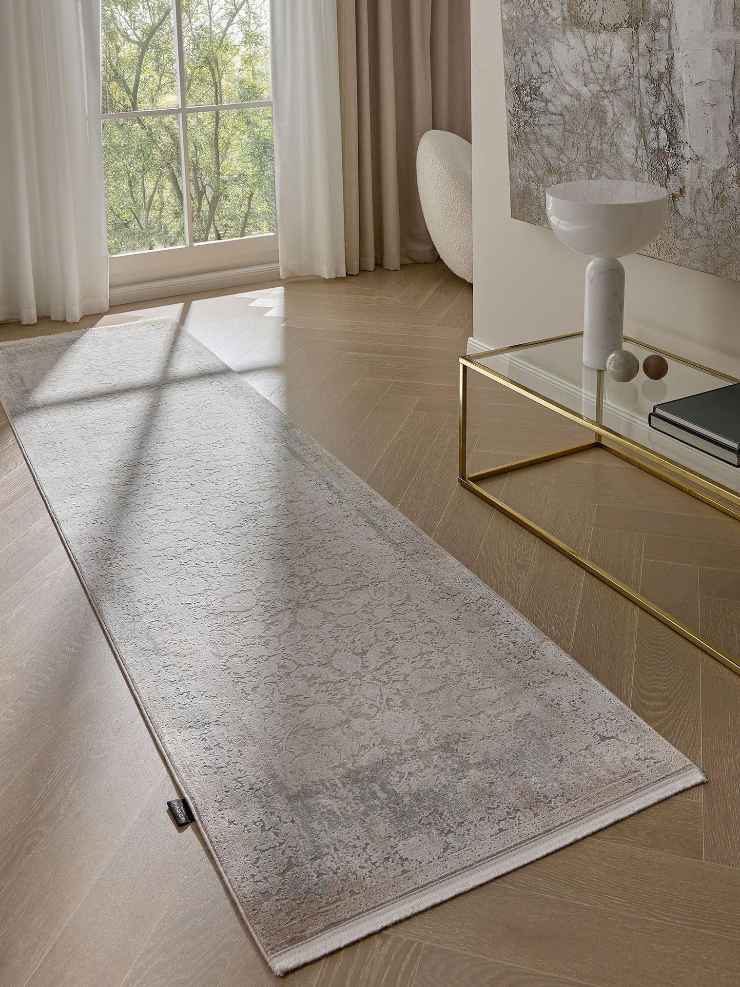 Teppich aus 89% Viskose, 11% Polyacryl in Grau mit bis 5 mm hohem Flor von benuta Finest