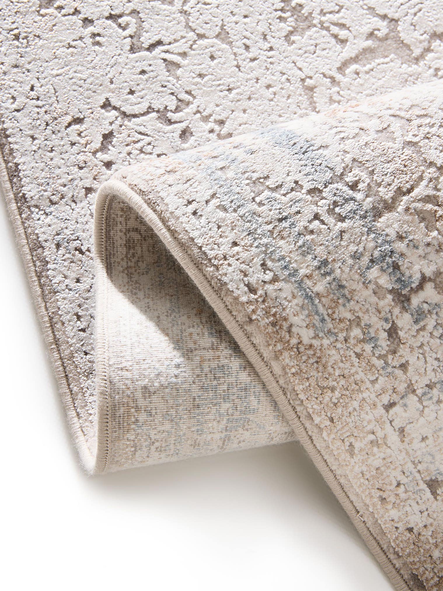 Teppich aus 89% Viskose, 11% Polyacryl in Grau mit bis 5 mm hohem Flor von benuta Finest