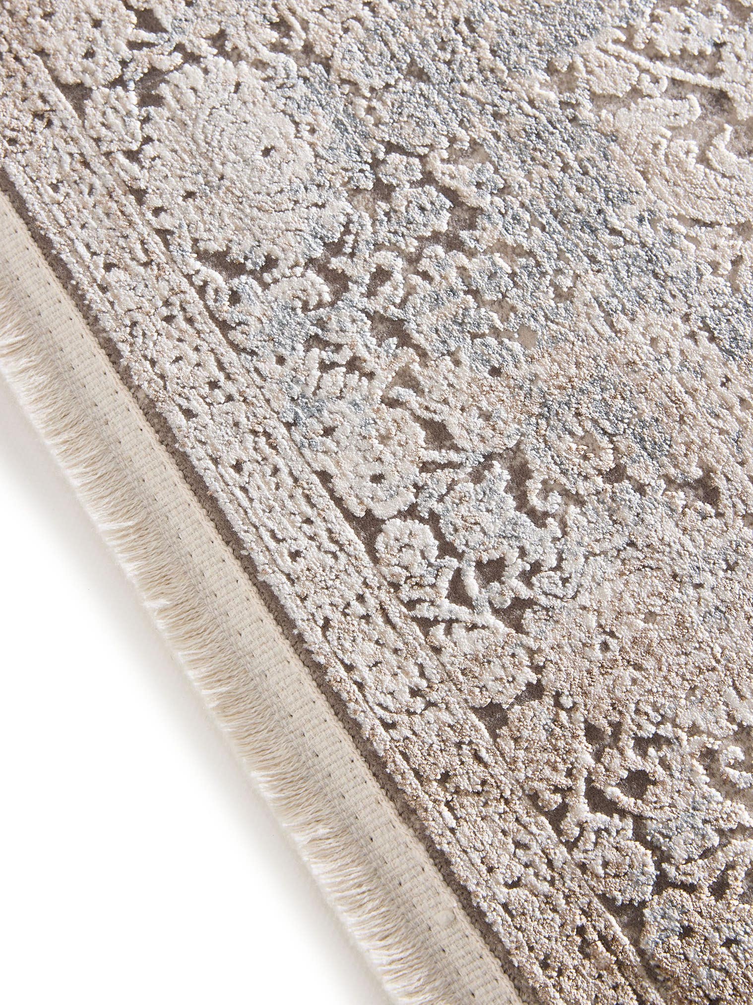 Teppich aus 89% Viskose, 11% Polyacryl in Grau mit bis 5 mm hohem Flor von benuta Finest