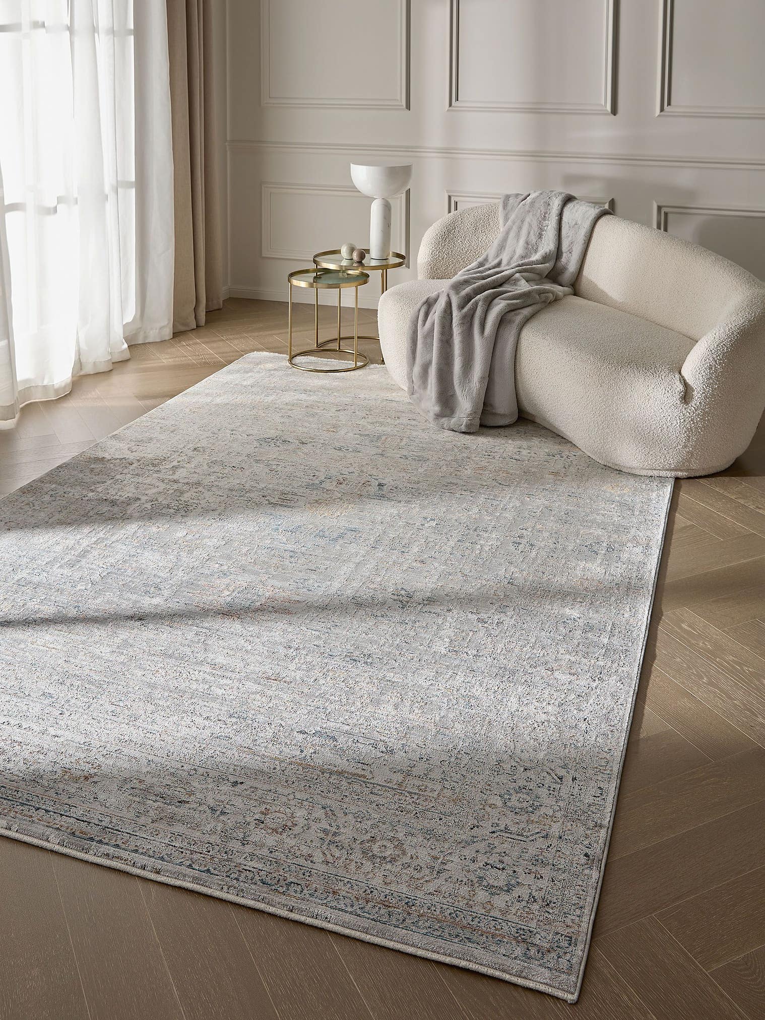 Tappeto di 56% Viscosa, 30% Poliestere, 14% Poliacrilico in Grigio con pelo alto 1- 5 mm da benuta Finest