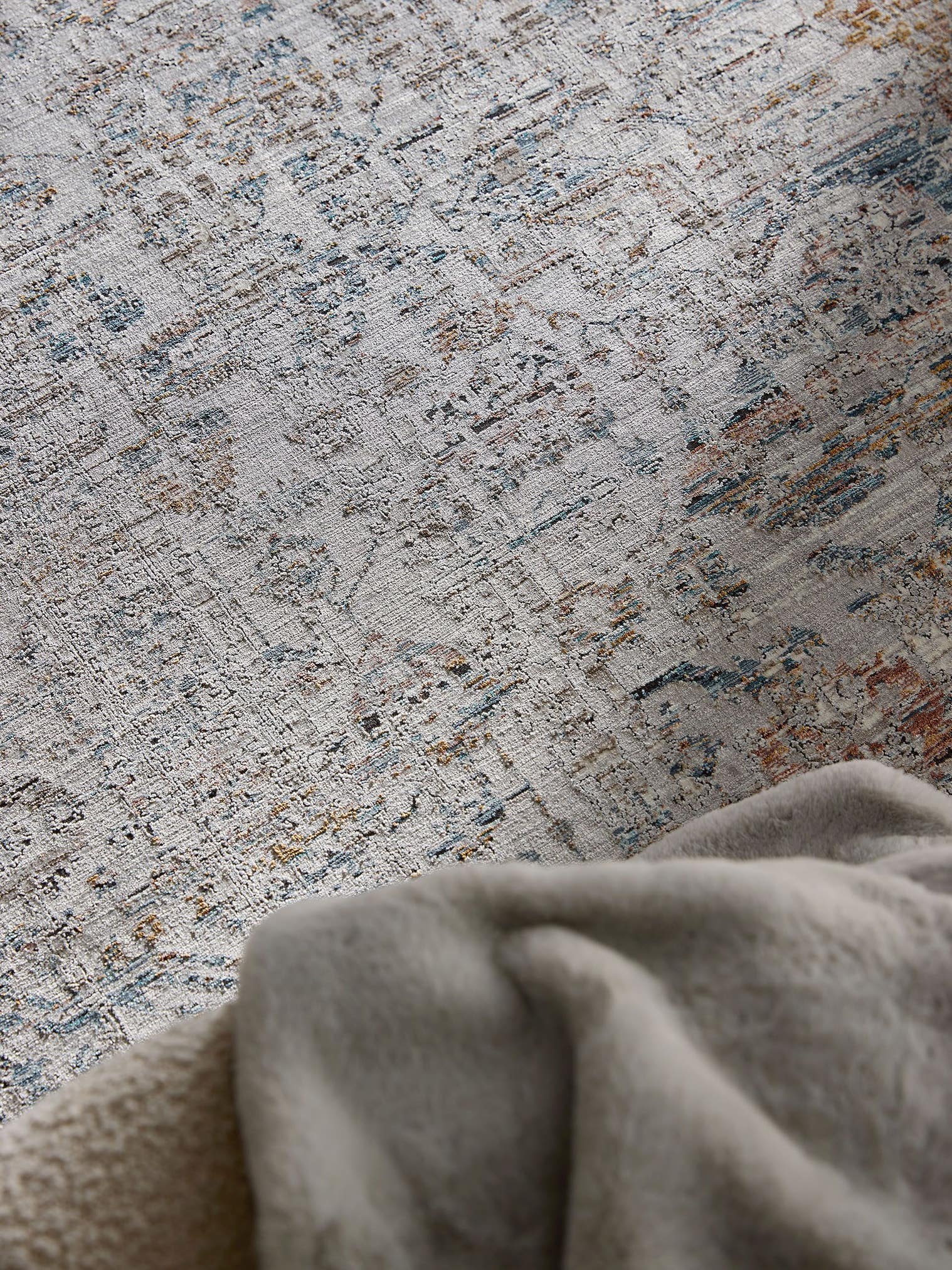 Tappeto di 56% Viscosa, 30% Poliestere, 14% Poliacrilico in Grigio con pelo alto 1- 5 mm da benuta Finest